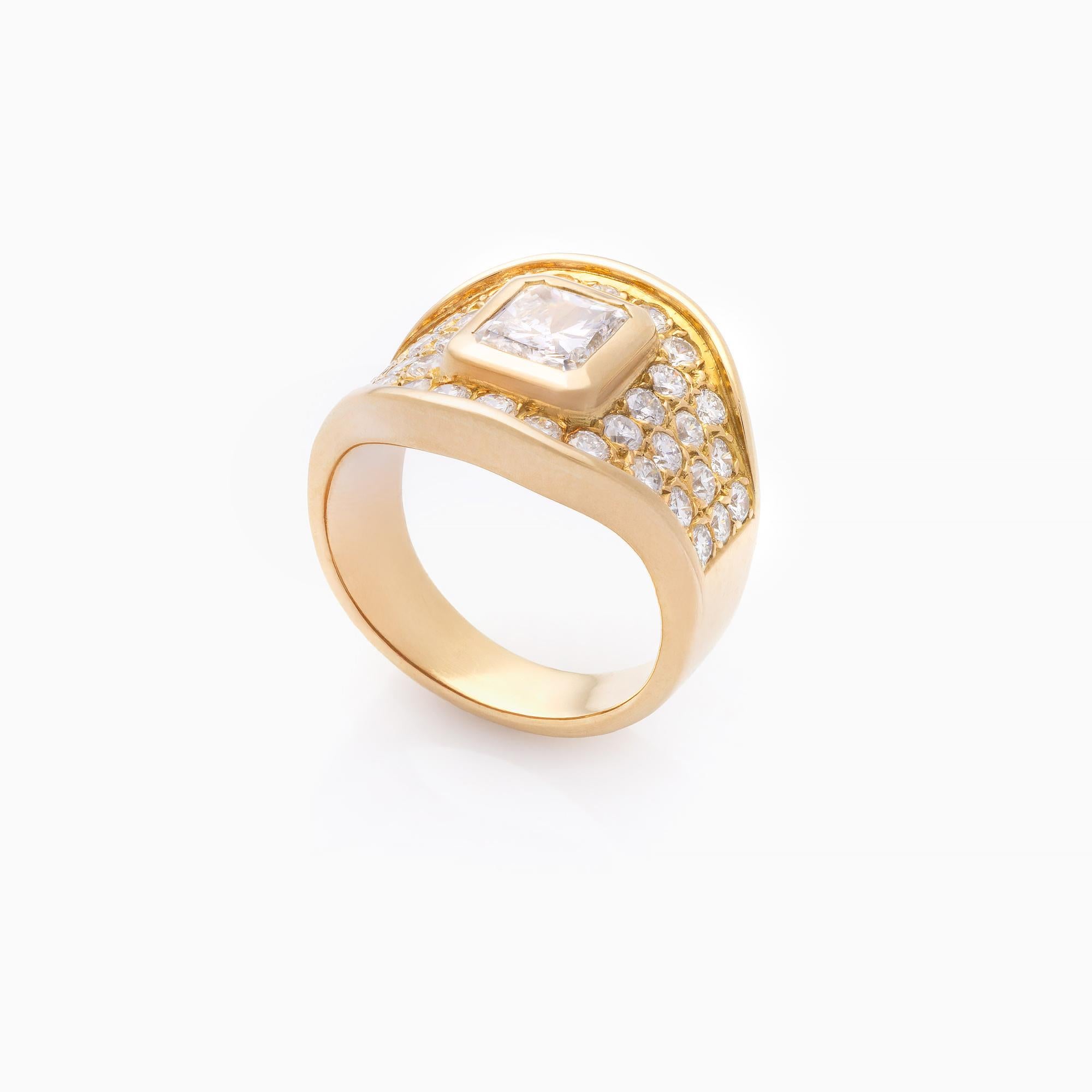 Anello con diamante, 2,42 carati totali, oro giallo 18 carati, pietra centrale a taglio radiante. Questo elegante anello, realizzato in oro giallo da 18 carati, unisce armoniosamente un design moderno a un lusso senza tempo. Al centro si trova un