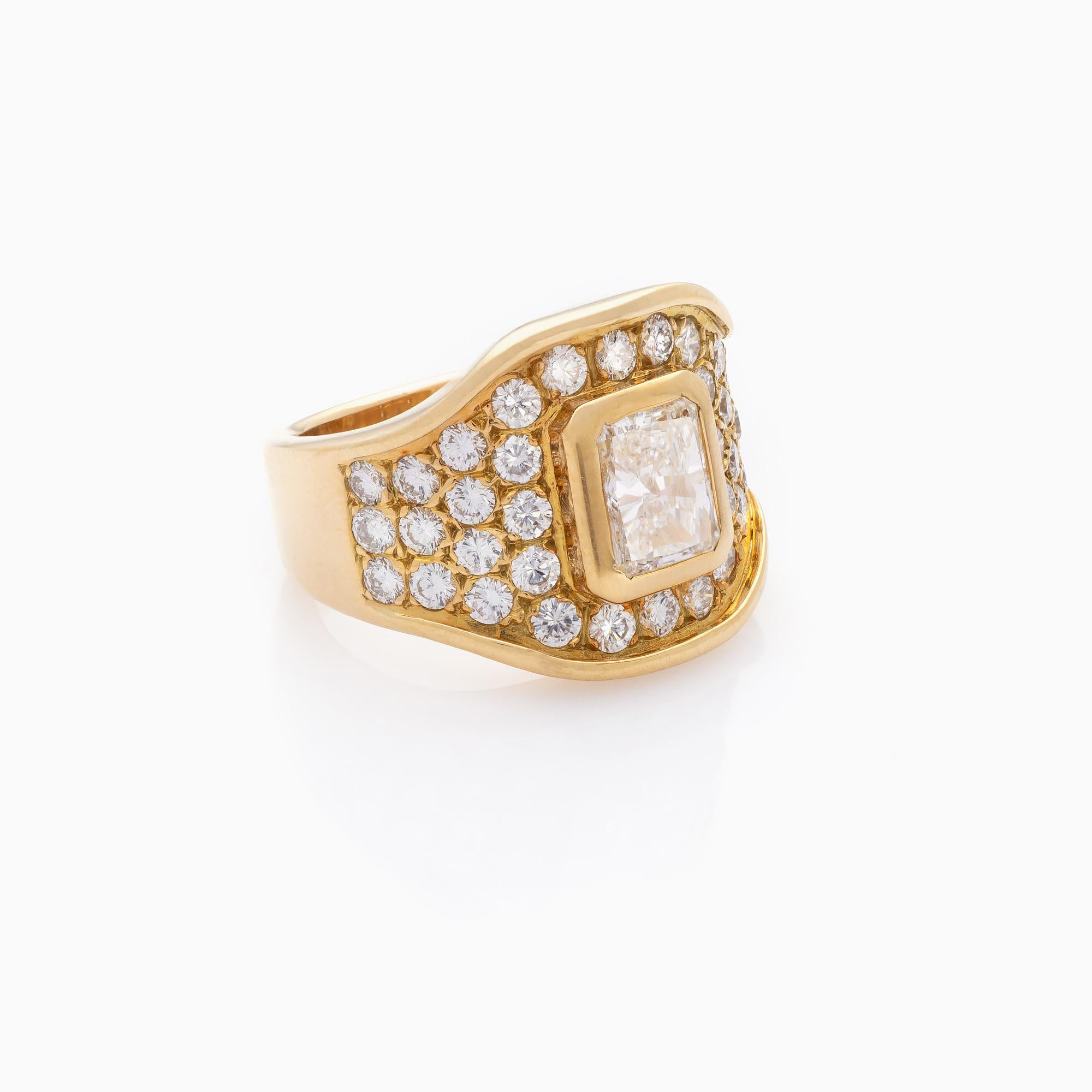 Taglio radiant Anello con diamante da 2,42 carati in oro giallo 18 carati in vendita