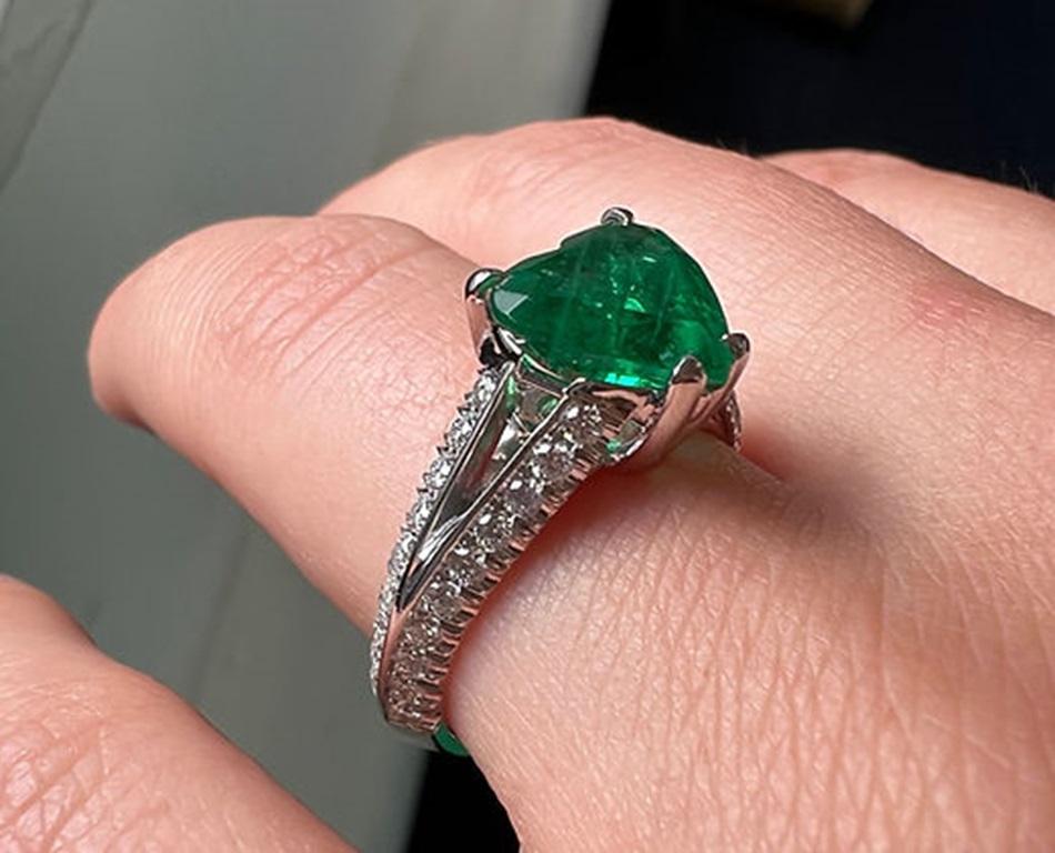 2.42 Carat Emerald Heart Ring In New Condition For Sale In New York, NY