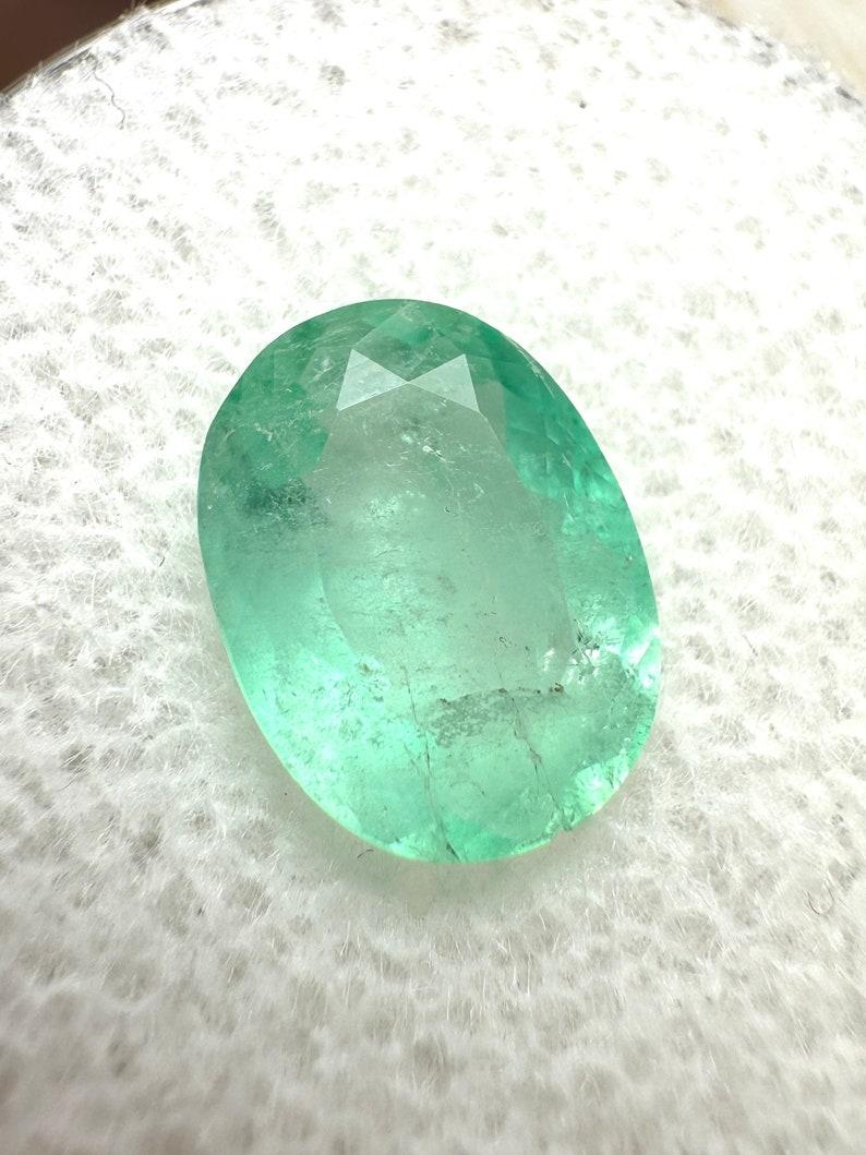 Piedra: Esmeralda
Peso: 2,42 quilates
Forma: Corte Oval
Claridad: Transparente
Lustre: Bueno
Color: Verde claro
Medidas: 10,50 mm x 7,94 mm x 4,86 mm
Origen geográfico: Colombia
Tratamiento: Natural, Engrasado

Observaciones: Debido a sus
