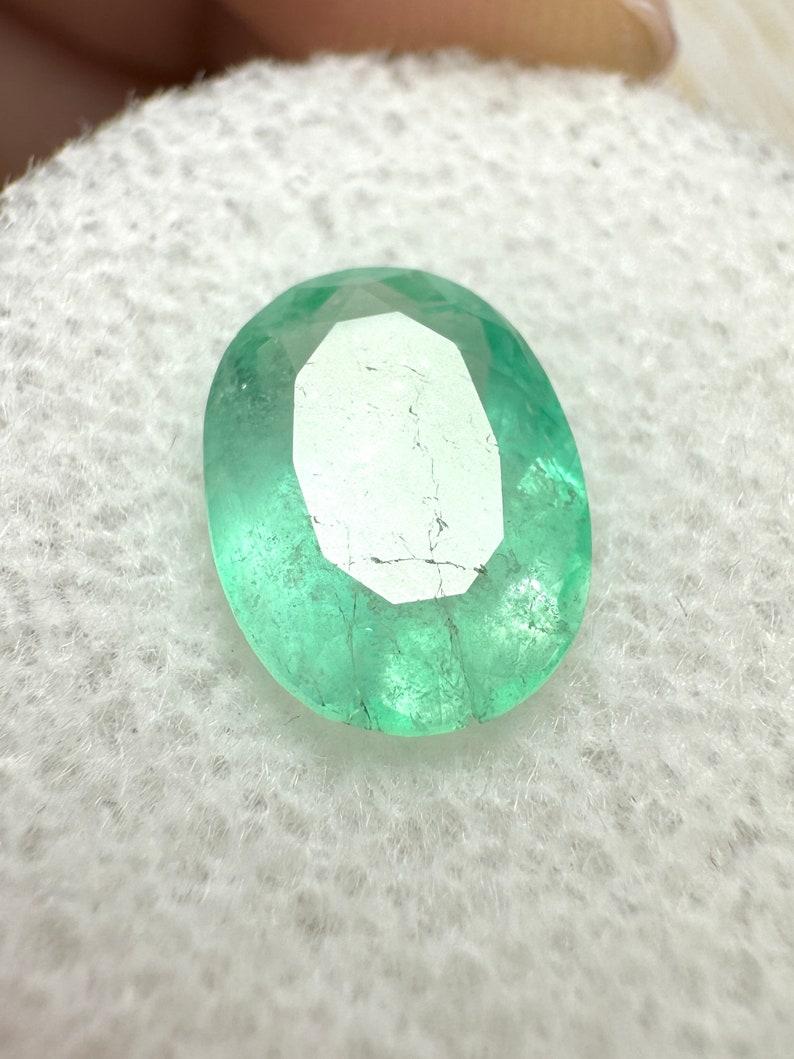 Esmeralda colombiana verde clara de 2,42 quilates - Gema de nacimiento de mayo talla ovalada Moderno en venta