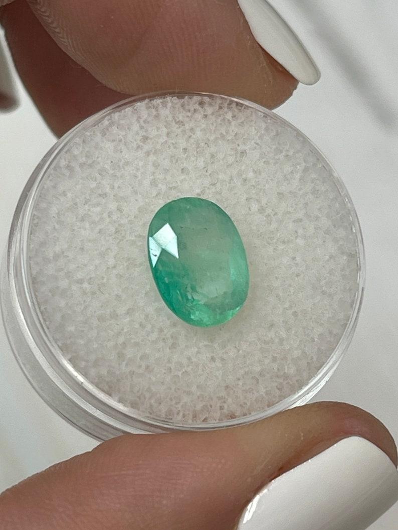 Esmeralda colombiana verde clara de 2,42 quilates - Gema de nacimiento de mayo talla ovalada Corte oval en venta