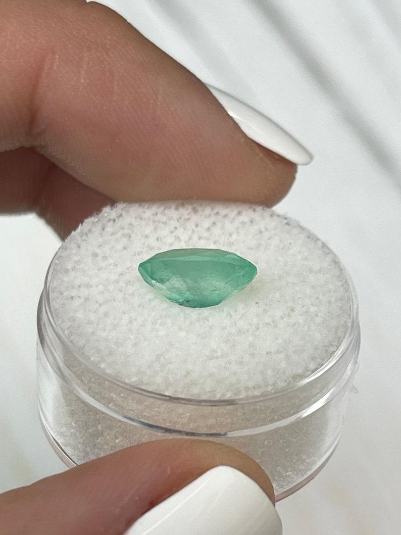 Esmeralda colombiana verde clara de 2,42 quilates - Gema de nacimiento de mayo talla ovalada en Nuevo estado para la venta en Jupiter, FL