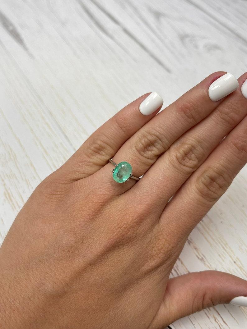 Femenino o masculino Esmeralda colombiana verde clara de 2,42 quilates - Gema de nacimiento de mayo talla ovalada en venta