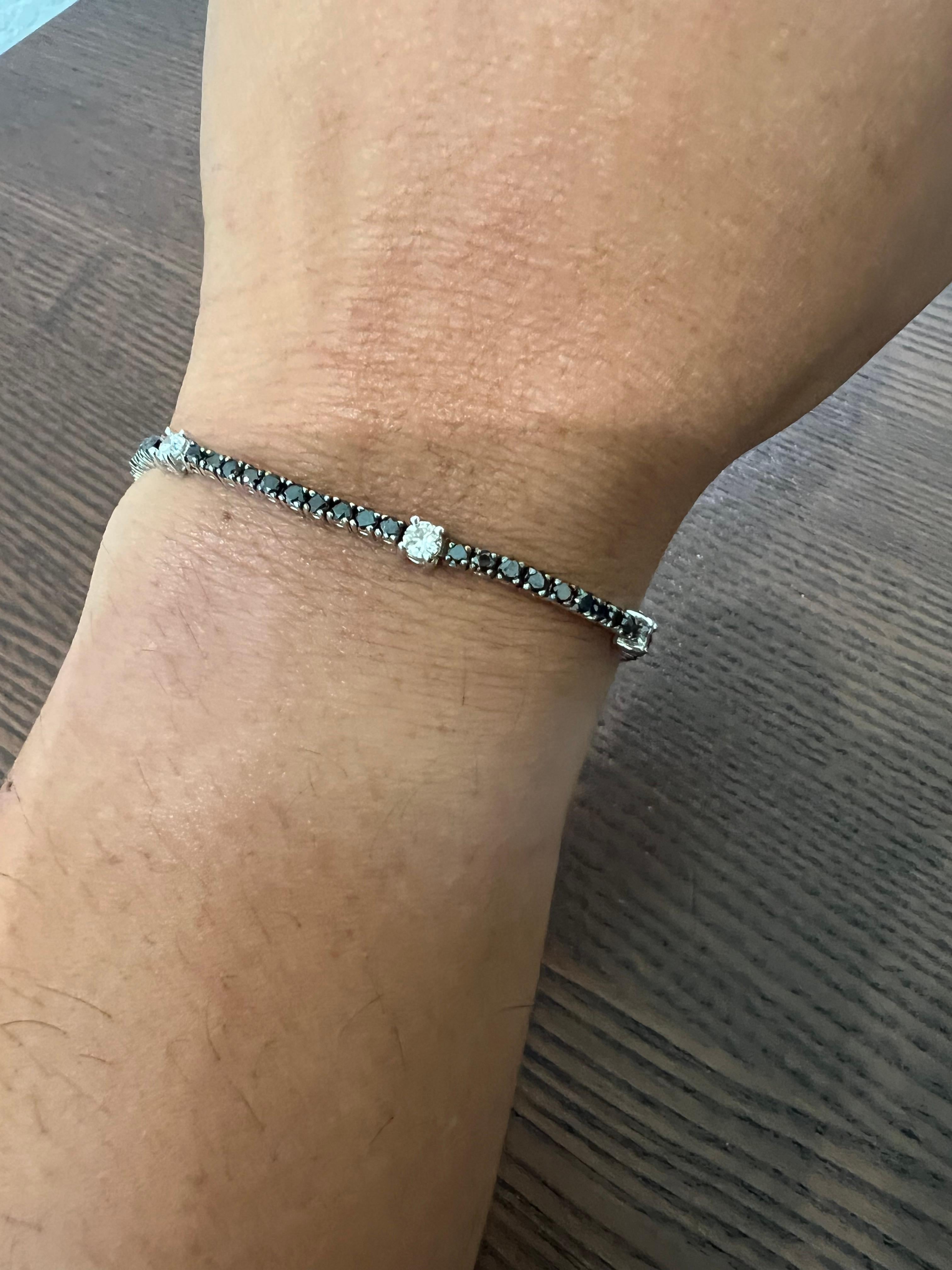 2,42 Karat Natürlicher Schwarzer Diamant Weißer Diamant 14 Karat Weißgold Flex-Armband (Rundschliff) im Angebot