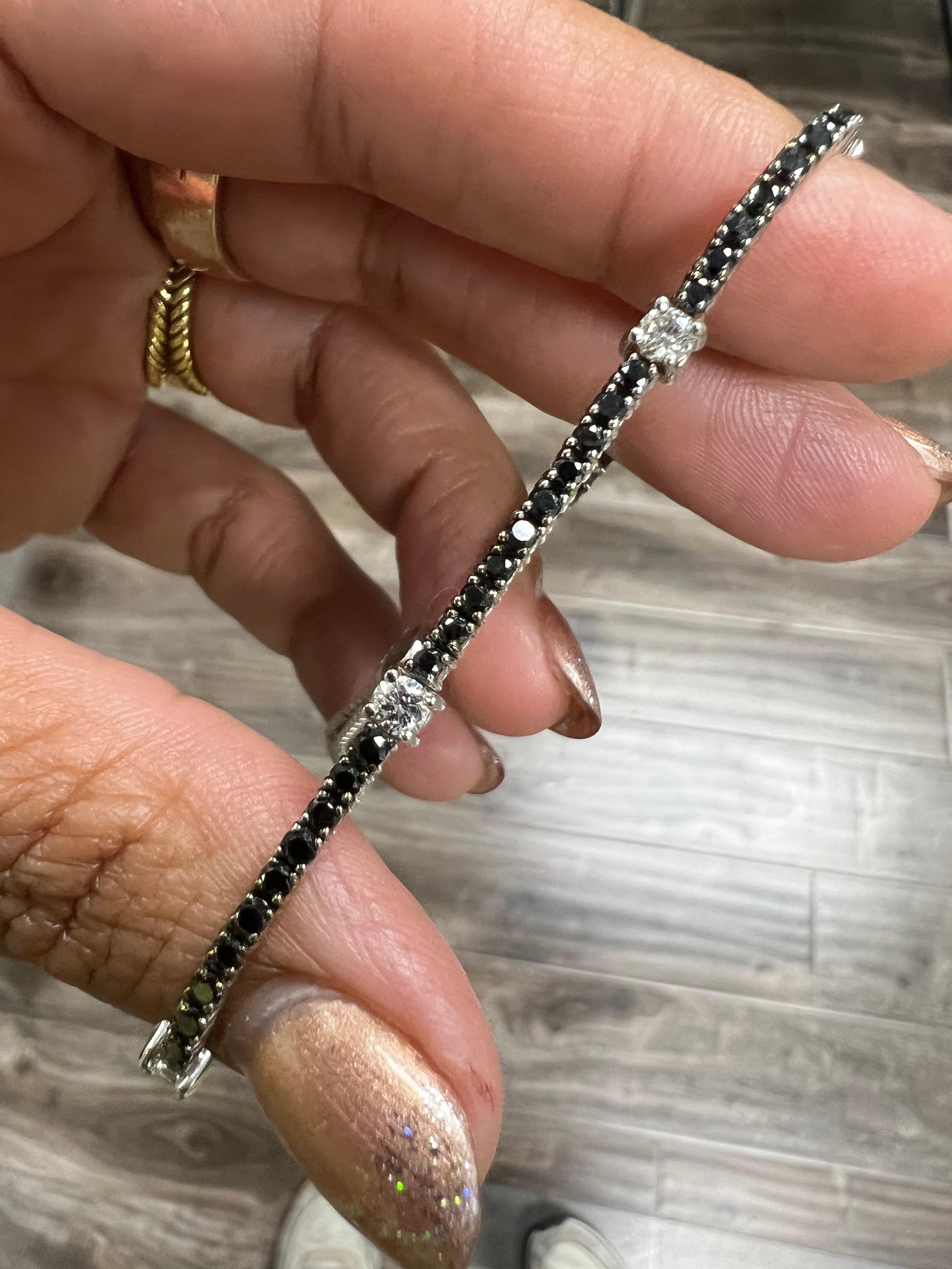 2,42 Karat Natürlicher Schwarzer Diamant Weißer Diamant 14 Karat Weißgold Flex-Armband Damen im Angebot