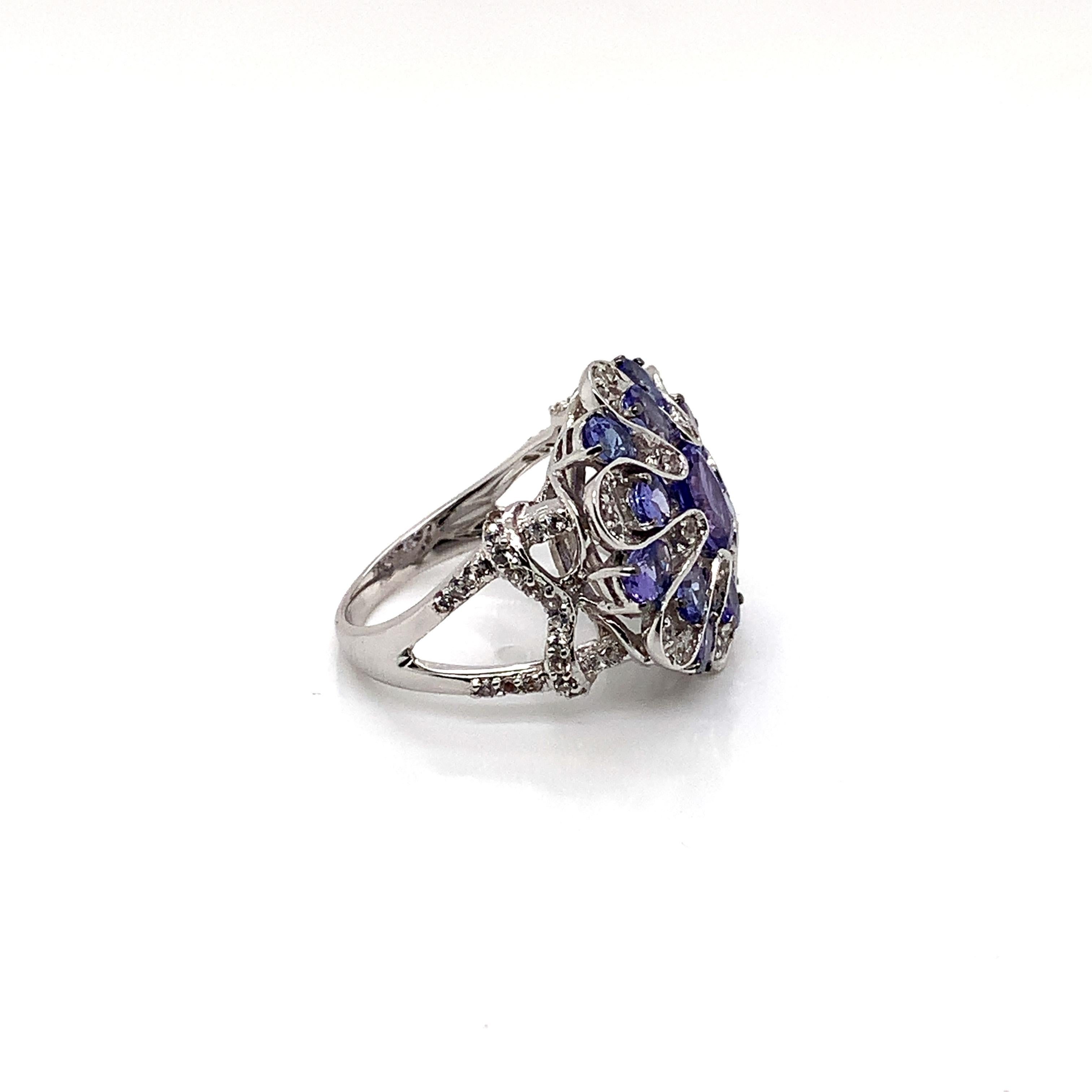 Sunita Nahata Tansanit 2.42ct. Fancy Ring in 14KWG mit weißem Saphir. (Zeitgenössisch) im Angebot