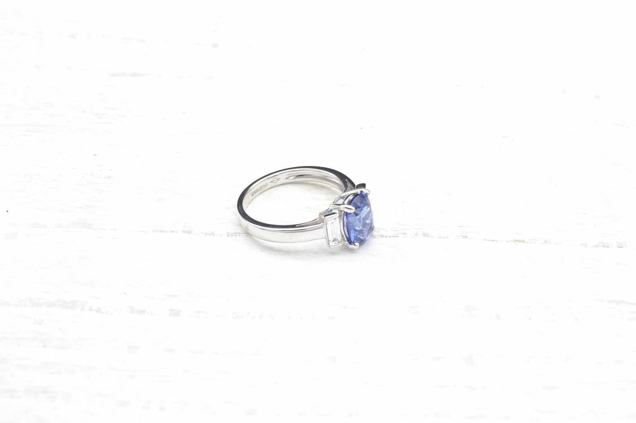 Oval Cut 2.42 carats Ceylon Sapphire and baguette diamonds ring For Sale