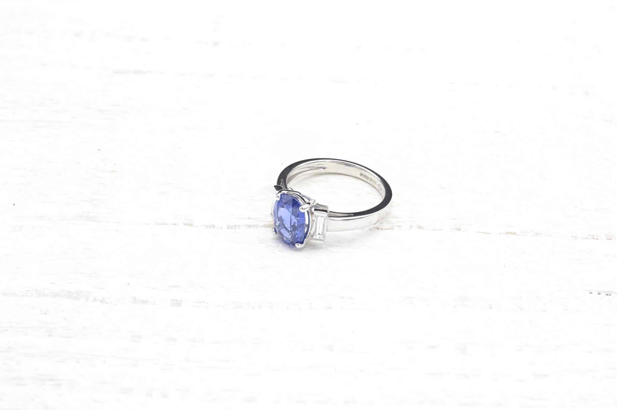 Ring mit 2,42 Karat Ceylon-Saphir und Baguette-Diamanten im Zustand „Gut“ im Angebot in PARIS, FR