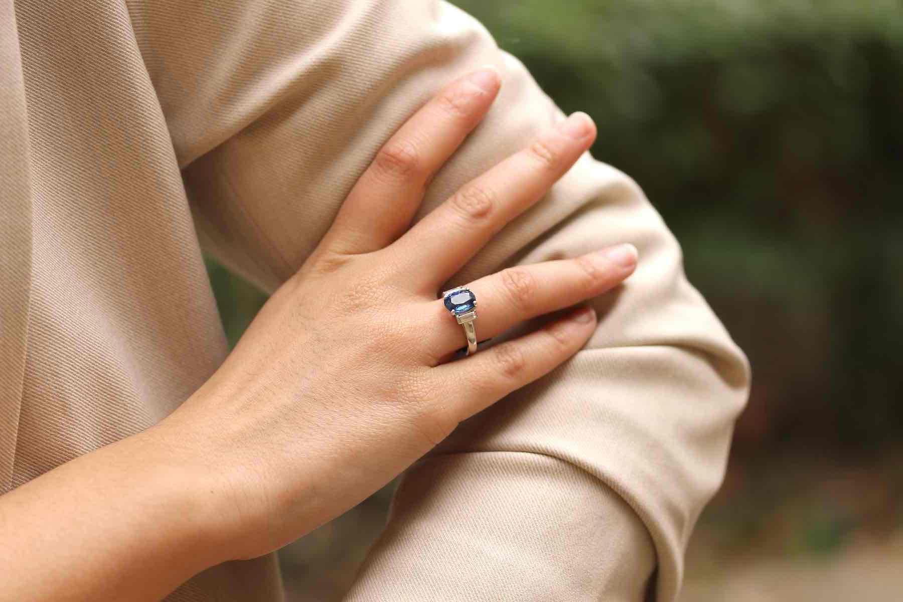 Ring mit 2,42 Karat Ceylon-Saphir und Baguette-Diamanten für Damen oder Herren im Angebot
