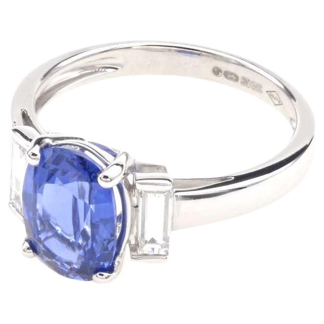 2.42 carats Ceylon Sapphire and baguette diamonds ring For Sale