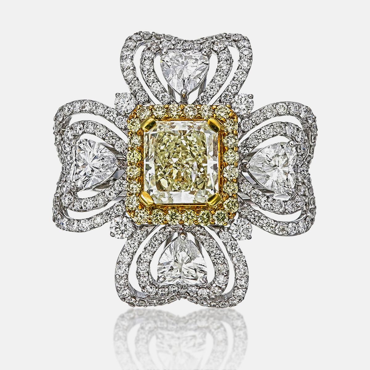 Bague fantaisie en or blanc 18 carats avec diamant jaune taille coussin de 2,42 carats Neuf - En vente à Bangkok, TH