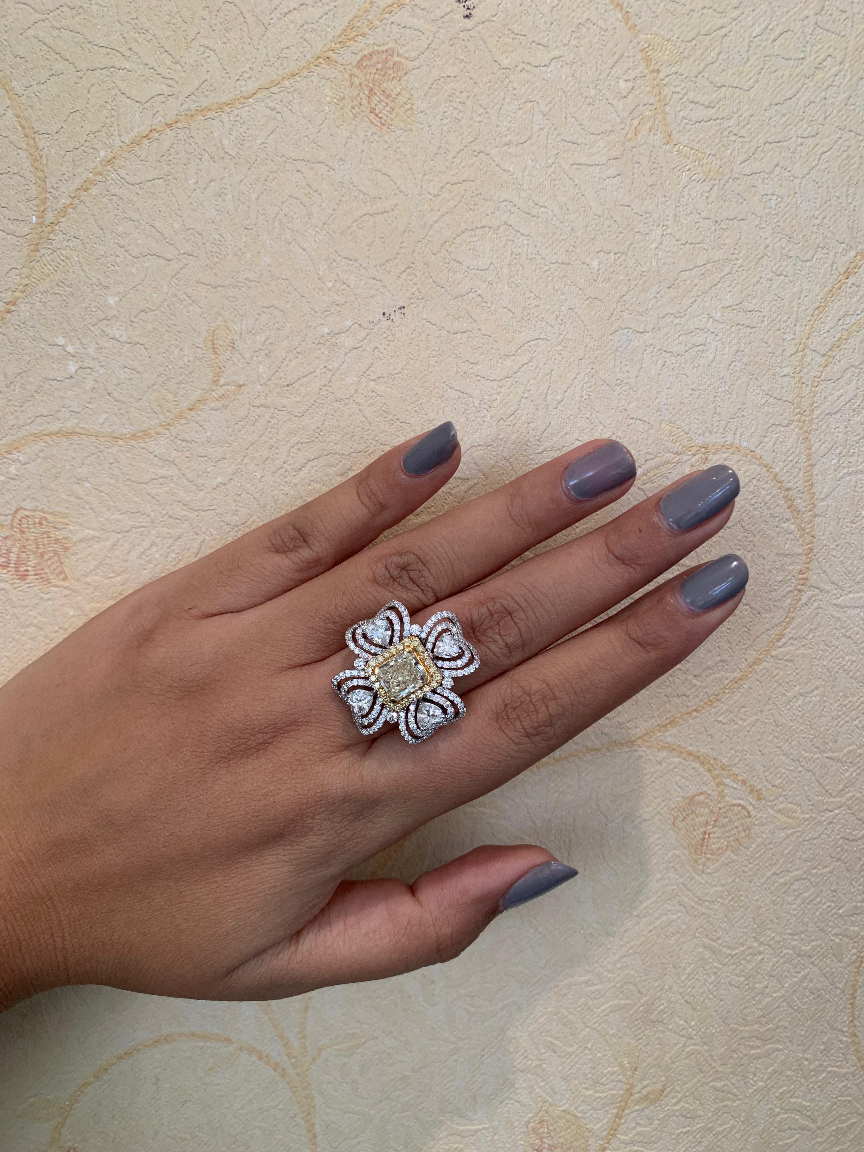 Bague fantaisie en or blanc 18 carats avec diamant jaune taille coussin de 2,42 carats Pour femmes en vente
