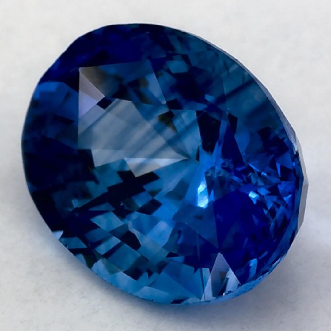 Este zafiro azul natural ofrece elegancia y sofisticación. Con su rica saturación de color y su corte preciso, es la pieza central perfecta para un anillo de compromiso o un diseño de joyería de lujo.

Este zafiro procede de Sri Lanka (Ceilán),