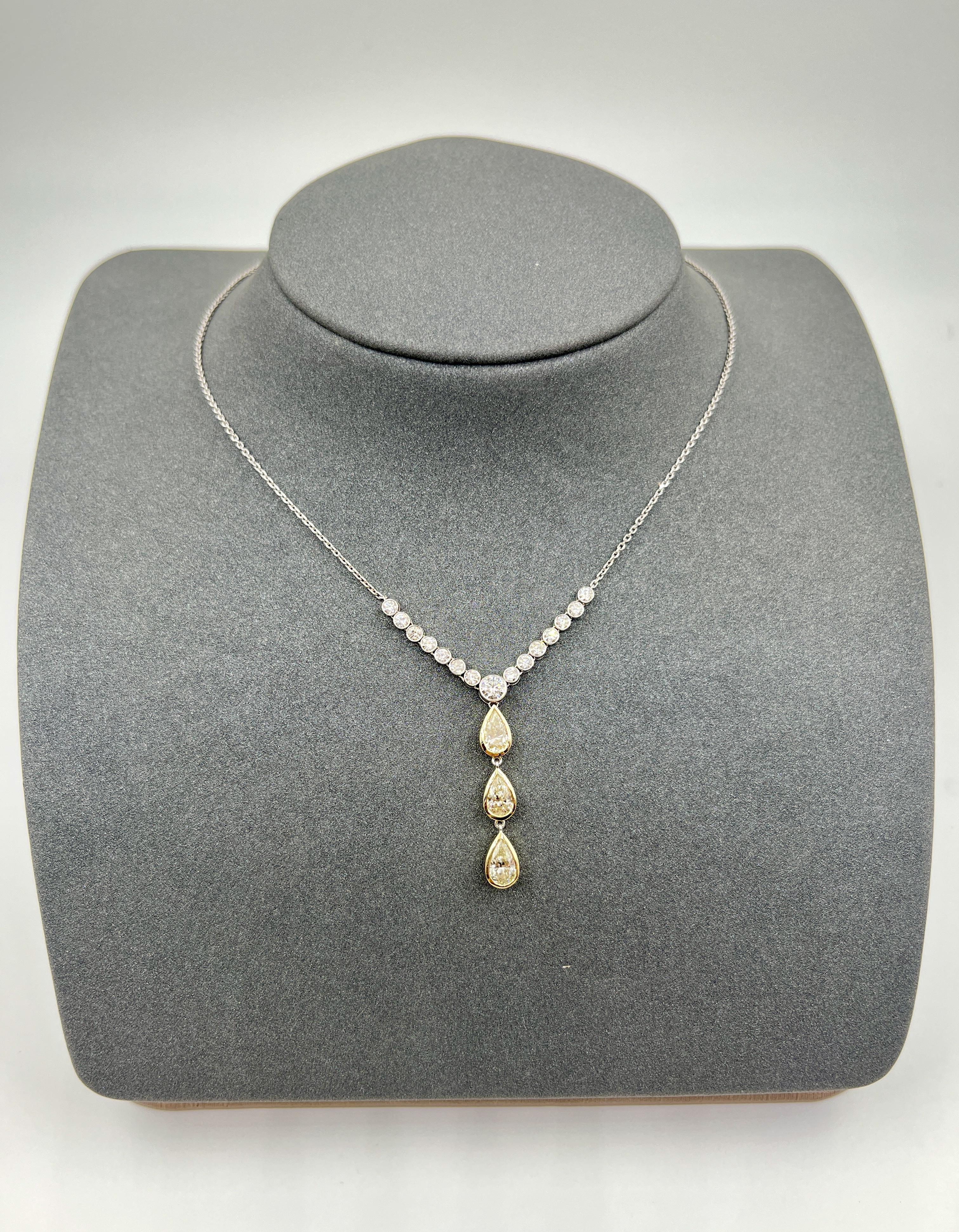 Questa raffinata collana sfoggia un design accattivante con un occhio di riguardo all'eleganza. Il centro è caratterizzato da 3 diamanti gialli naturali a forma di pera del peso di 1,10 ct. I diamanti gialli naturali hanno una tonalità vibrante e