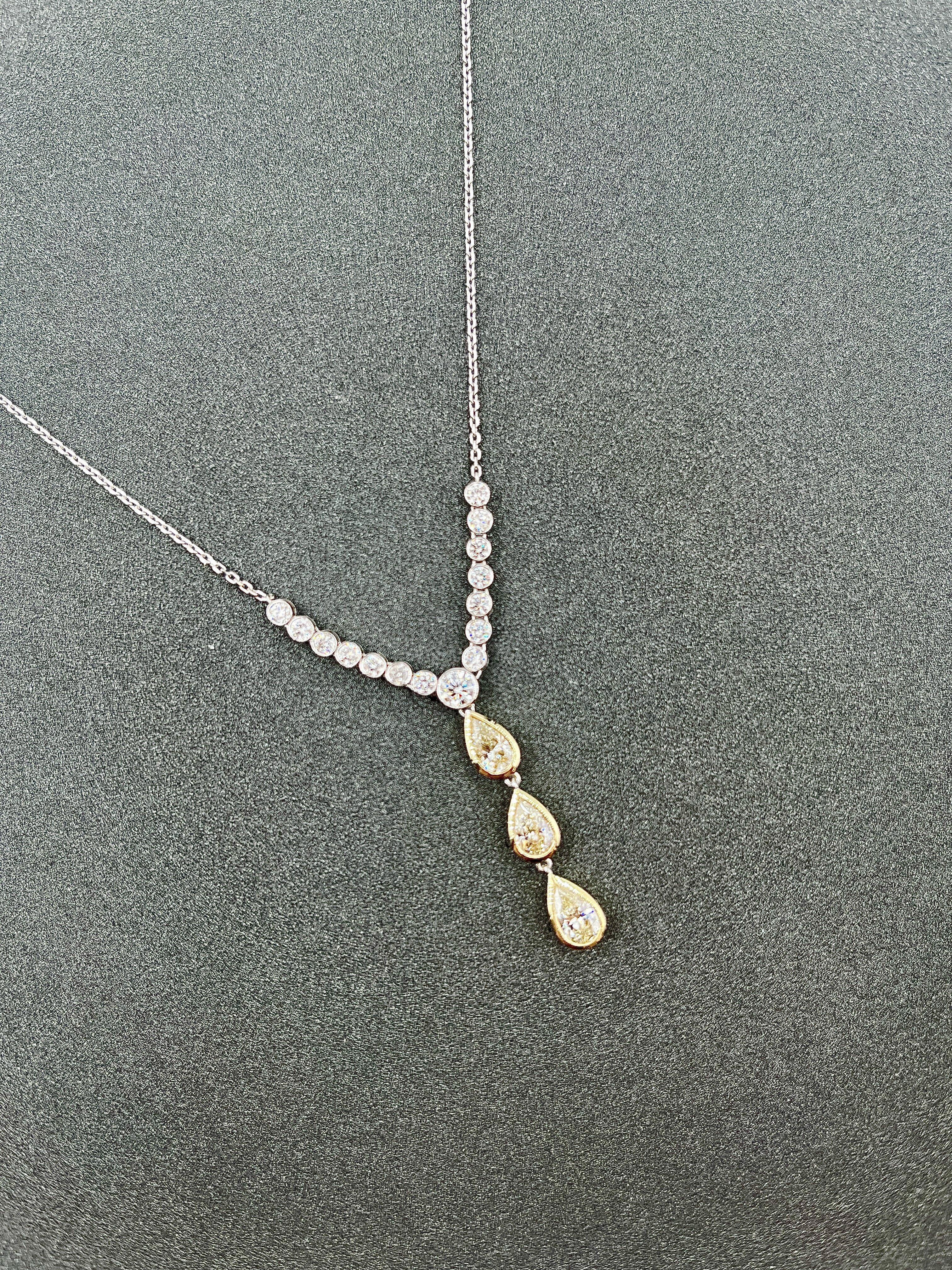 Moderno Collana con diamanti e giallo naturale da 2,42 carati in vendita
