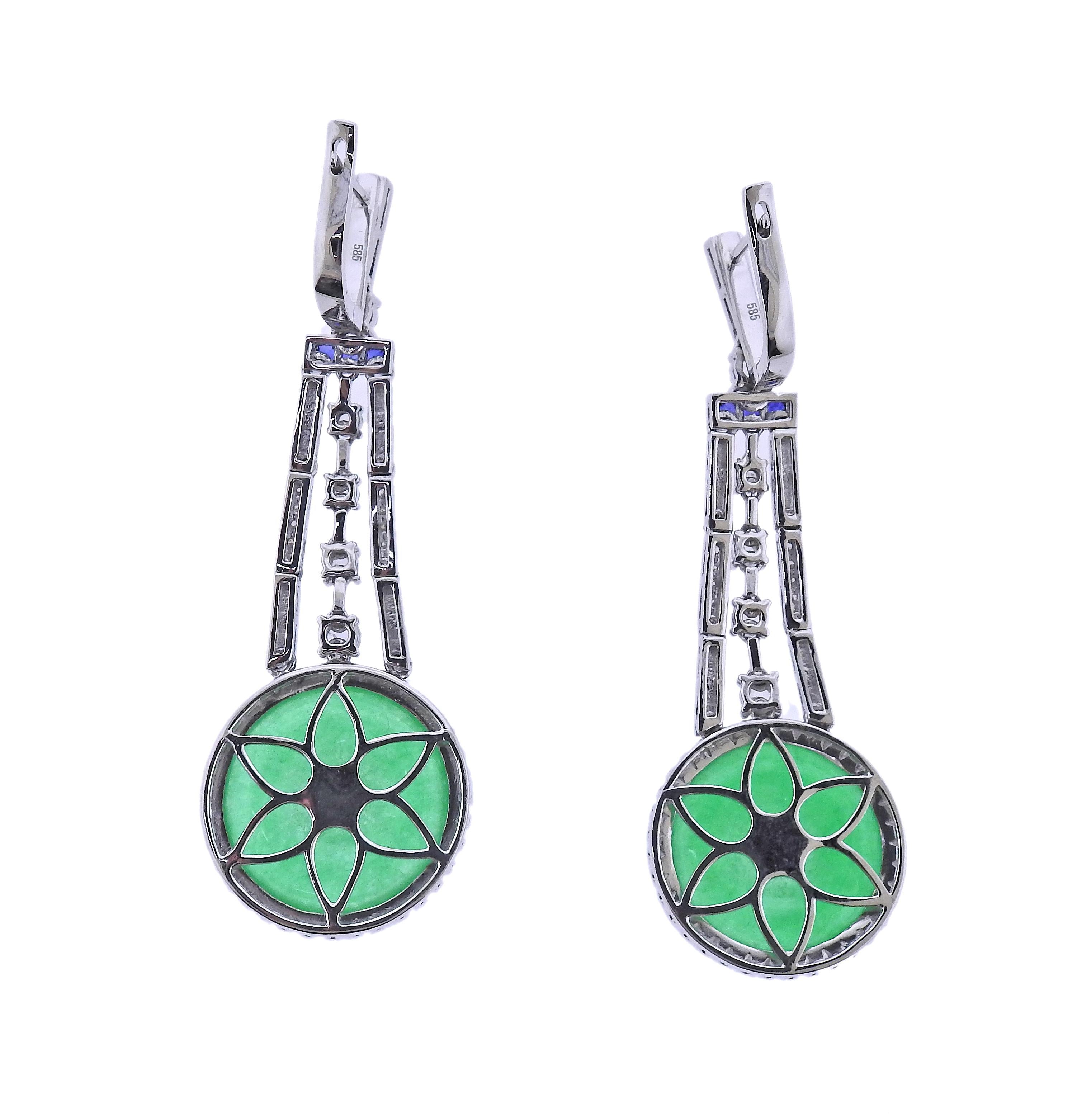 Coppia di orecchini a goccia in oro 14k, con giada jadeite da 24,24 carati, onice, zaffiri e 1,07 carati di diamanti. Gli orecchini misurano 56 mm x 20 mm. Marcato 585. Peso - 21,3 grammi.