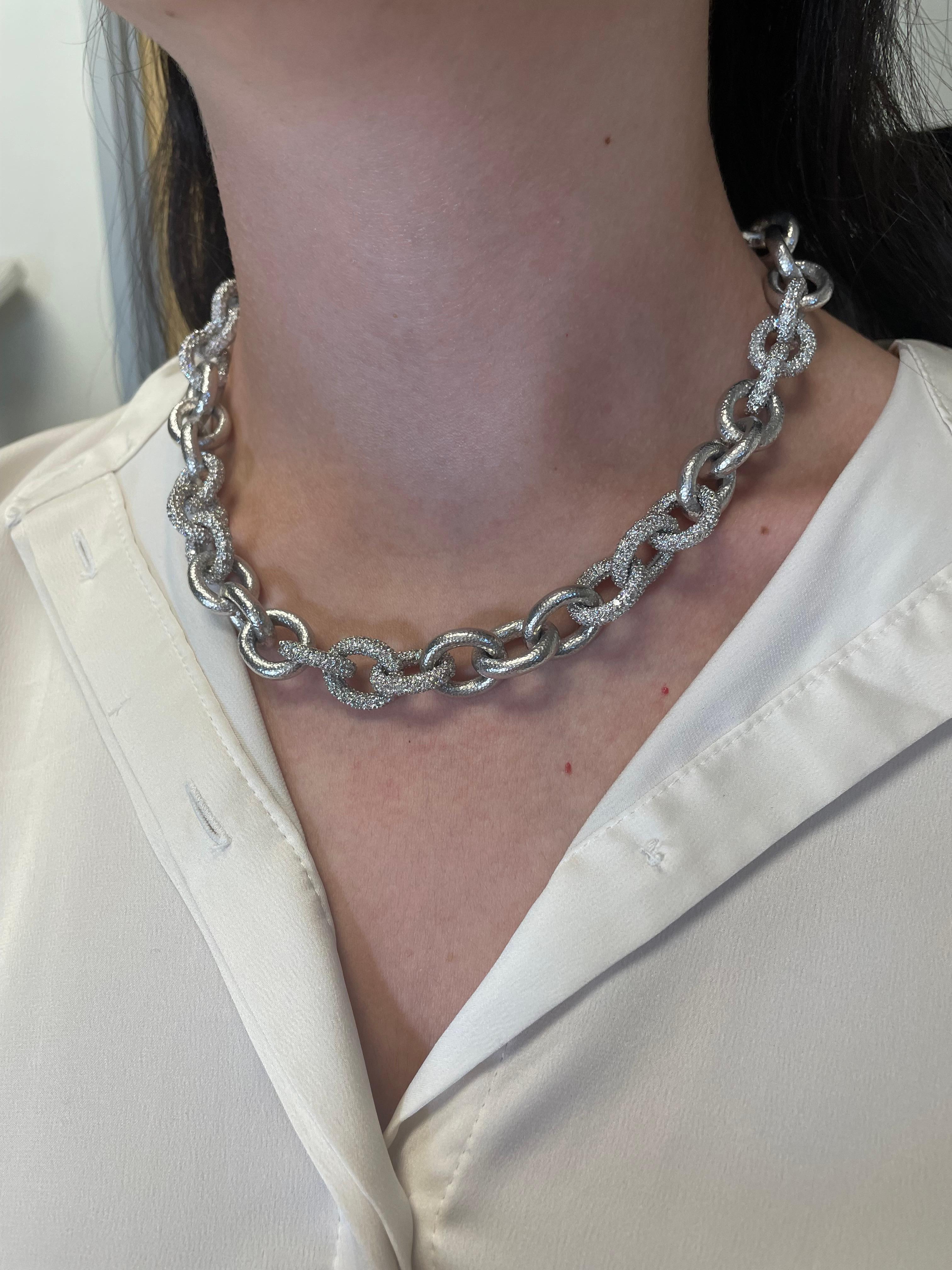 Grand diamond chain necklace. Every three links pave set with diamonds, every other three hammer finished.
1260 round brilliant diamonds, 24.27 carats. Approximately G/H color and SI clarity. 18-karat white gold, 115.42 grams. 18in
Accommodated with