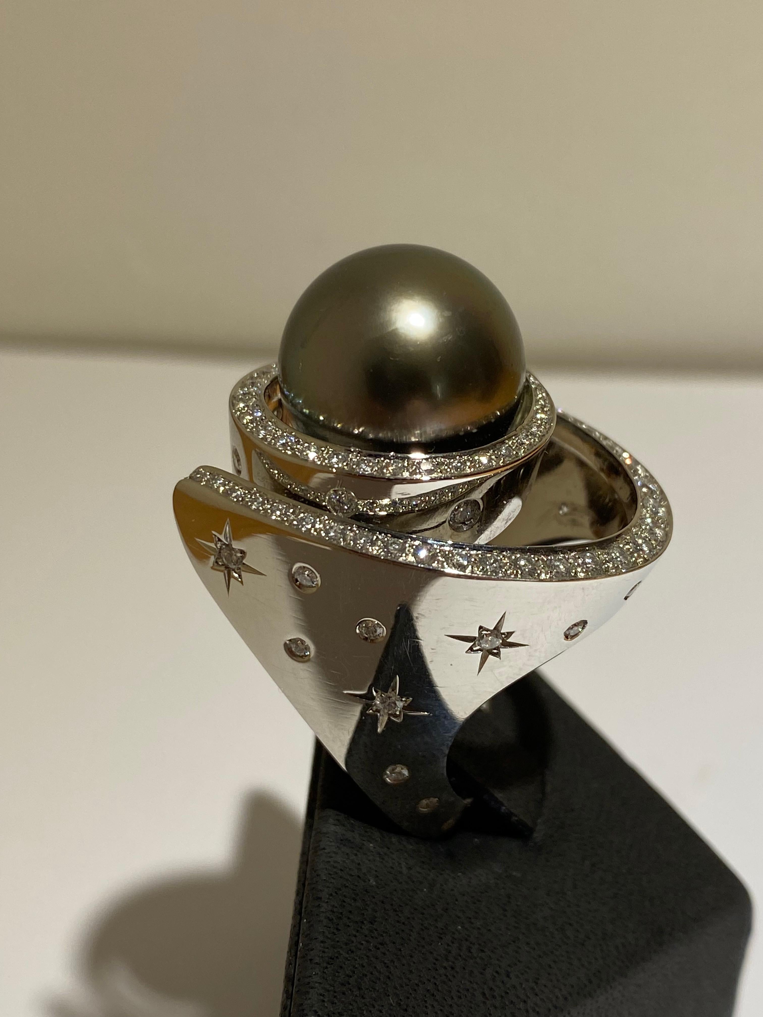SCAVIA Tahiti Black Pearl Pavè Round Brilliant Cut Diamond Ring In New Condition For Sale In Rome, IT