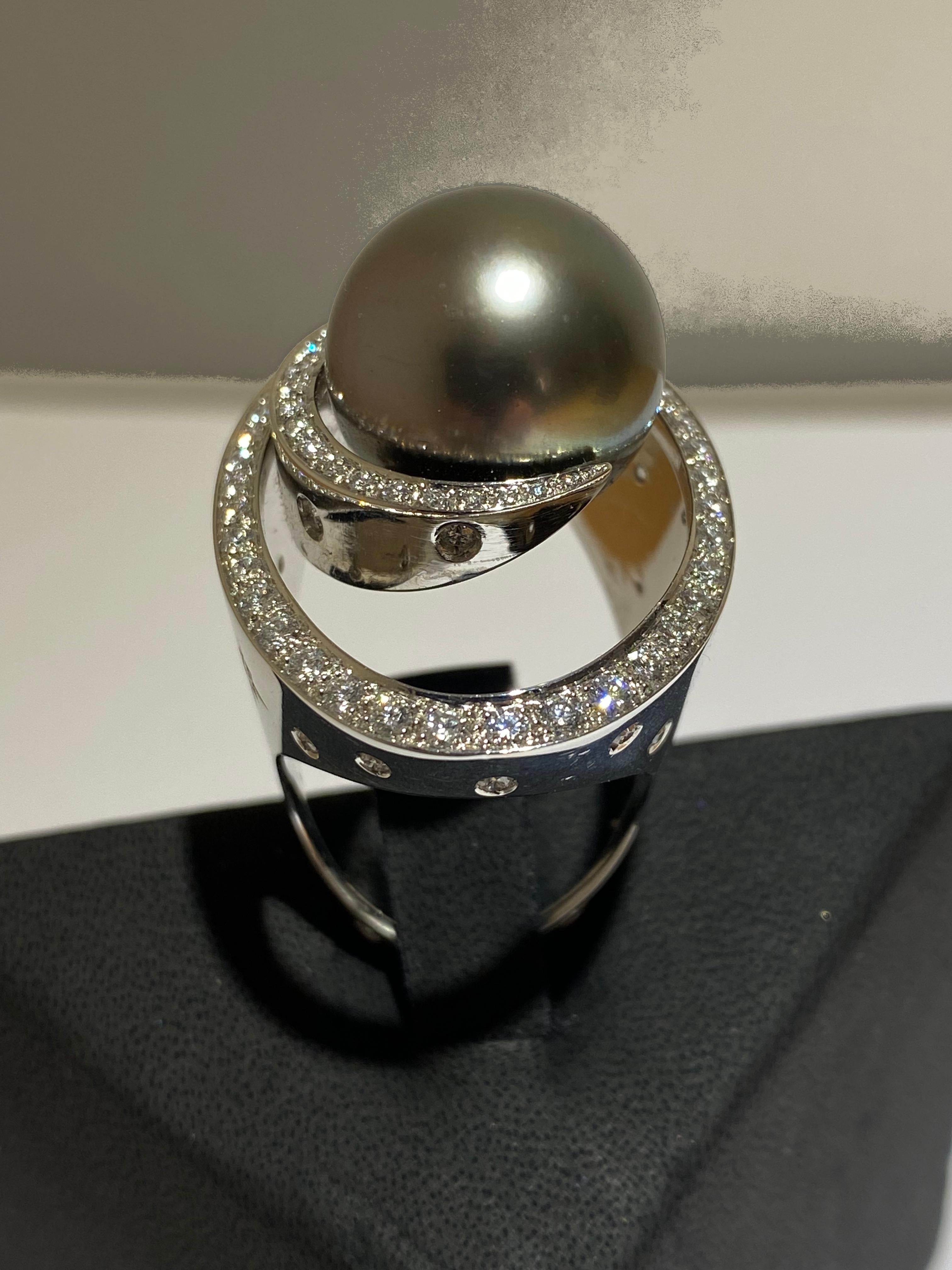 Women's or Men's SCAVIA Tahiti Black Pearl Pavè Round Brilliant Cut Diamond Ring For Sale