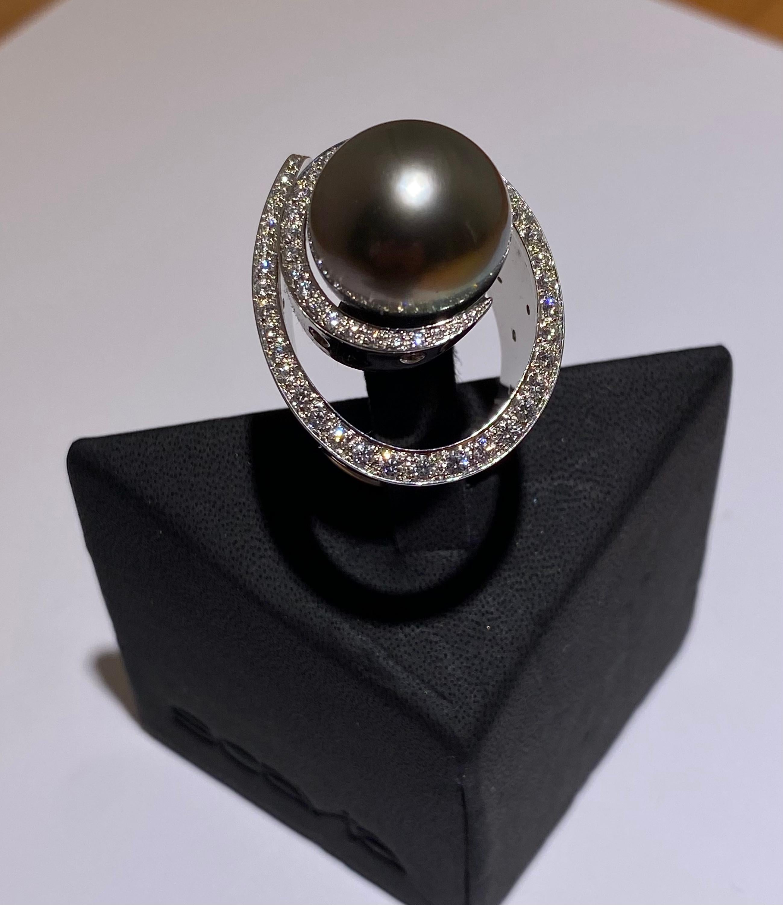 SCAVIA Tahiti Black Pearl Pavè Round Brilliant Cut Diamond Ring For Sale 3