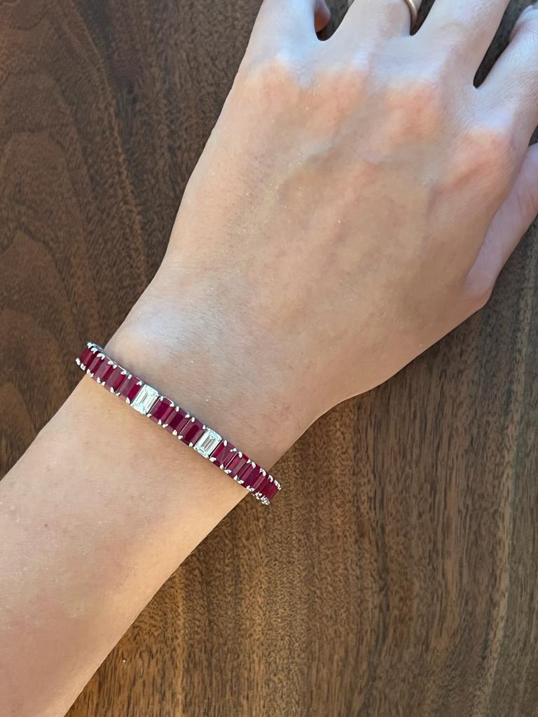 Bracelet tennis en diamants et rubis taille émeraude de 24,29 carats en vente 1