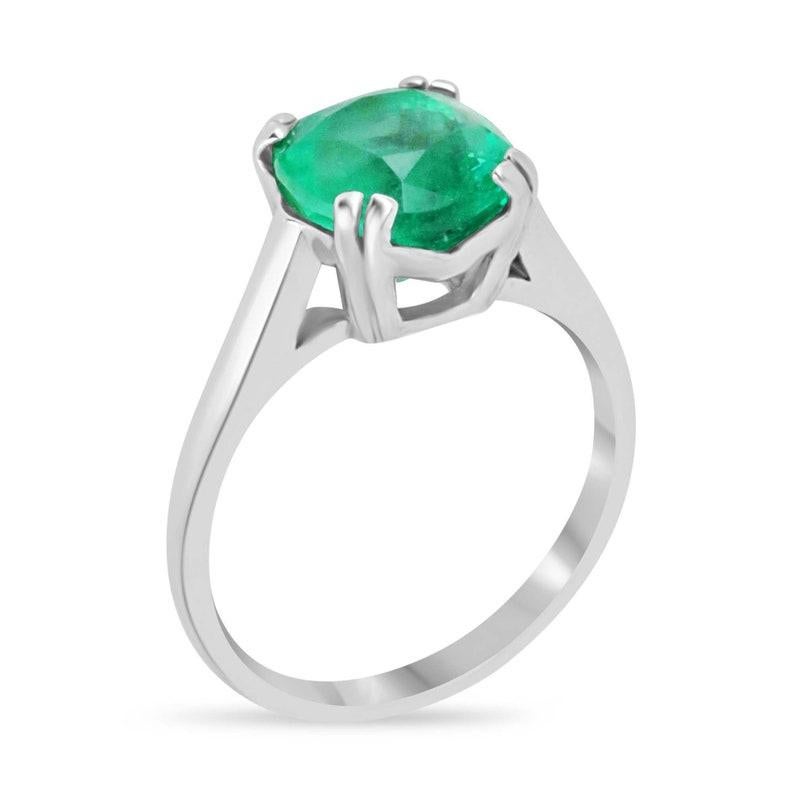 Plongez dans la beauté inégalée de notre bague solitaire en émeraude à taille coussin, qui met en valeur une gemme époustouflante de 2,42 carats provenant des mines renommées de Colombie. L'émeraude envoûtante, dont la couleur vert vif s'anime à