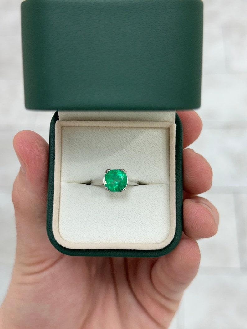 Bague solitaire en or blanc 14 carats, émeraude colombienne de 2,42 carats à taille coussin Pour femmes en vente