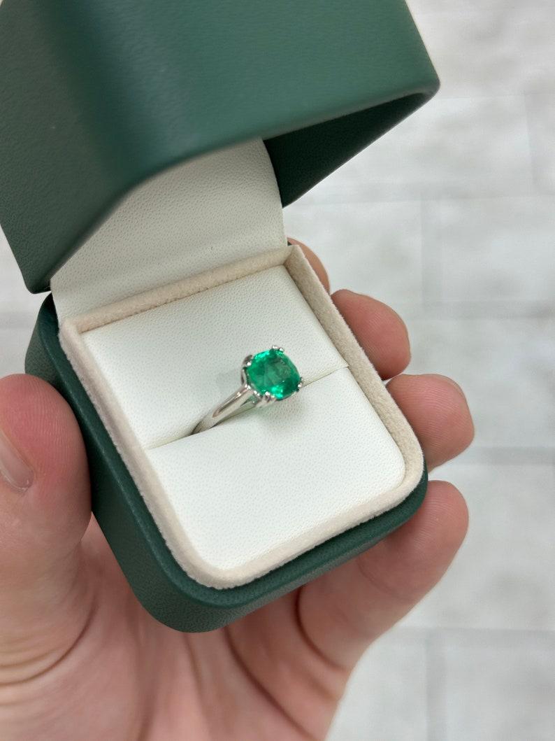 Bague solitaire en or blanc 14 carats, émeraude colombienne de 2,42 carats à taille coussin en vente 1
