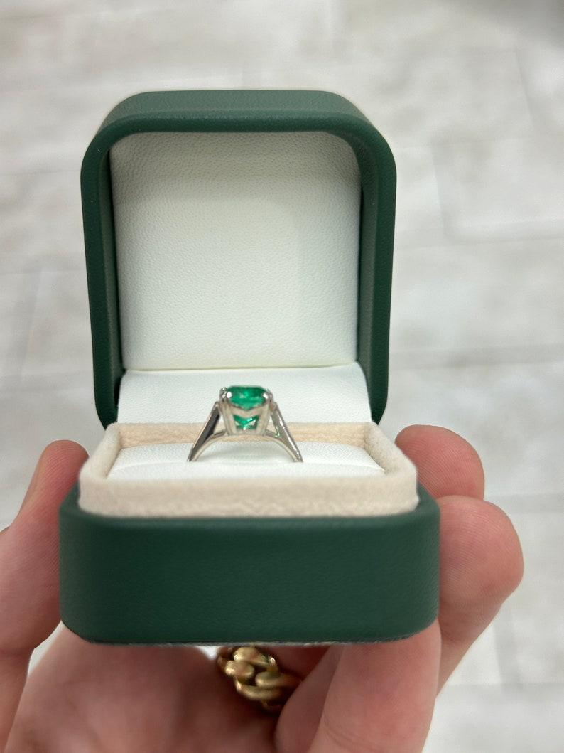 Bague solitaire en or blanc 14 carats, émeraude colombienne de 2,42 carats à taille coussin en vente 2