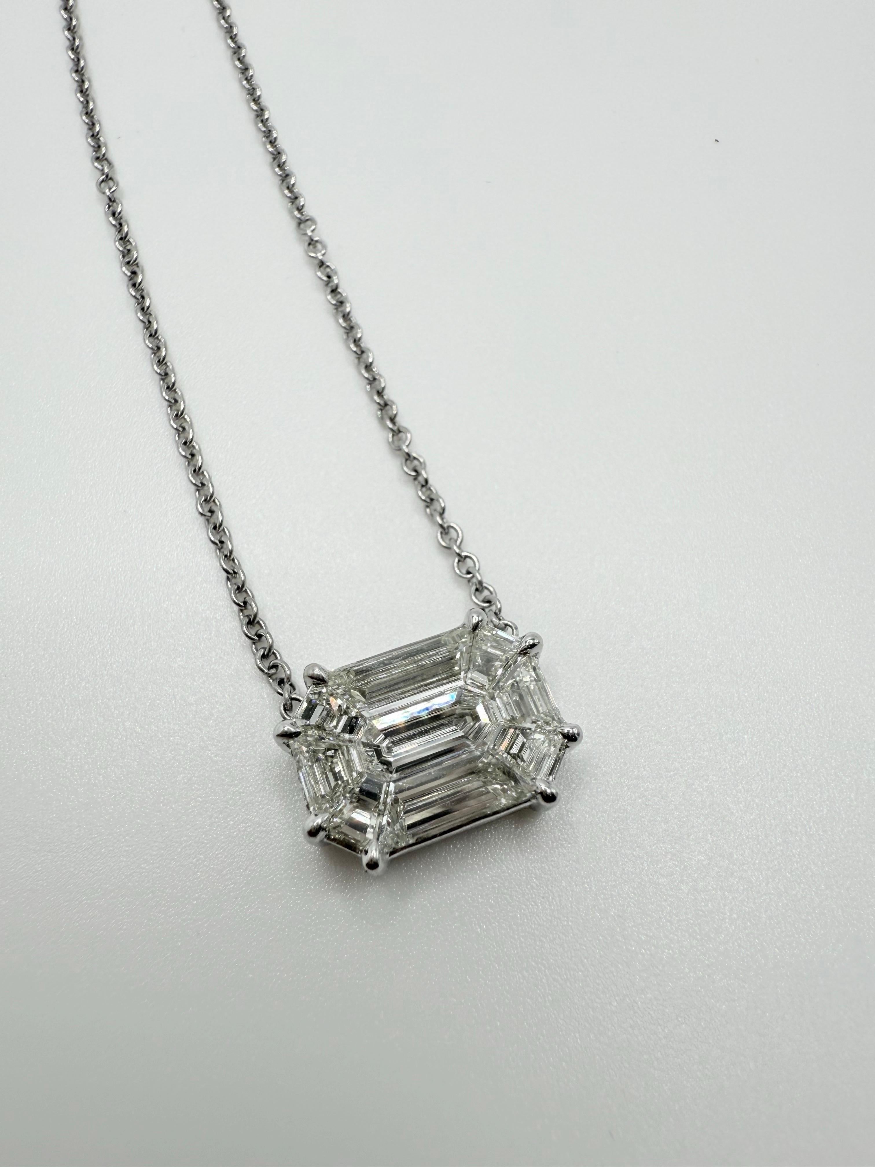 Questo pendente unico mette in mostra l'arte del taglio e dell'incastonatura dei diamanti, realizzato in oro bianco 18 carati con un totale di 2,43 carati di diamanti. Disegnati con un taglio a torta, più diamanti tagliati con precisione sono