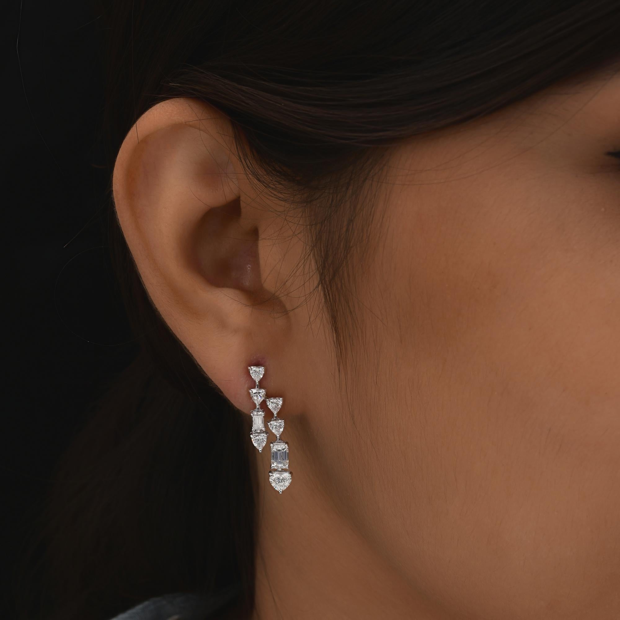 Boucles d'oreilles cœur en or blanc 18 carats avec diamants taille émeraude 2,43 carats SI/H Neuf - En vente à Diera, Dubai