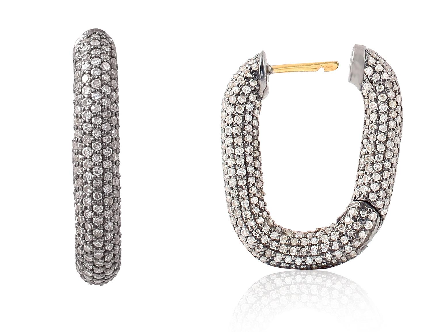 2,43 Karat Diamant-Ohrringe im viktorianischen Stil Huggies

Dieser Diamant-Reifenohrring im viktorianischen Art-Deco-Stil ist außergewöhnlich. Die wunderschönen, mit Pflastersteinen besetzten Diamanten formen die elegante U-Form des