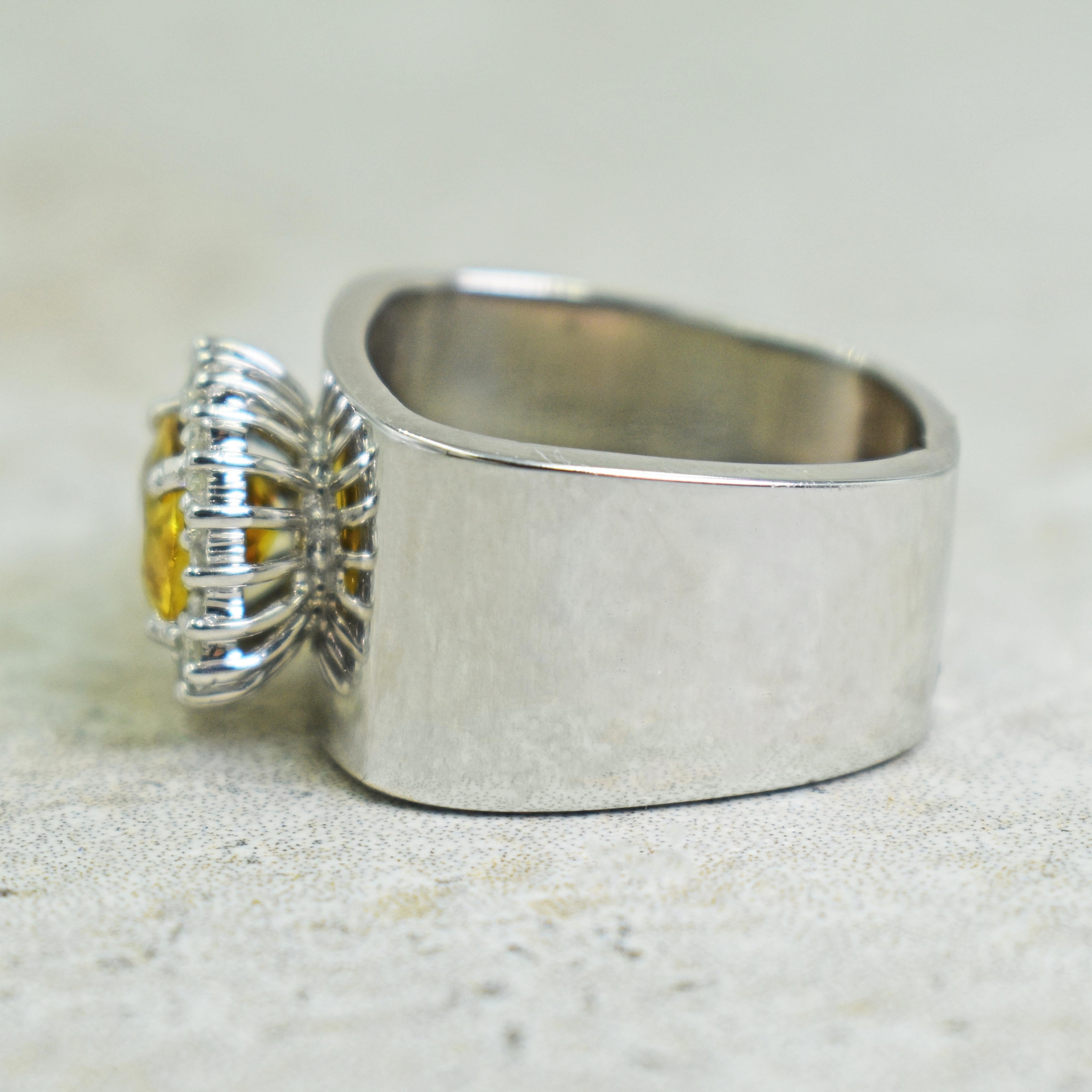 Bague cocktail en or blanc 14 carats avec saphir jaune et halo de diamants de 2,43 carats Pour femmes en vente