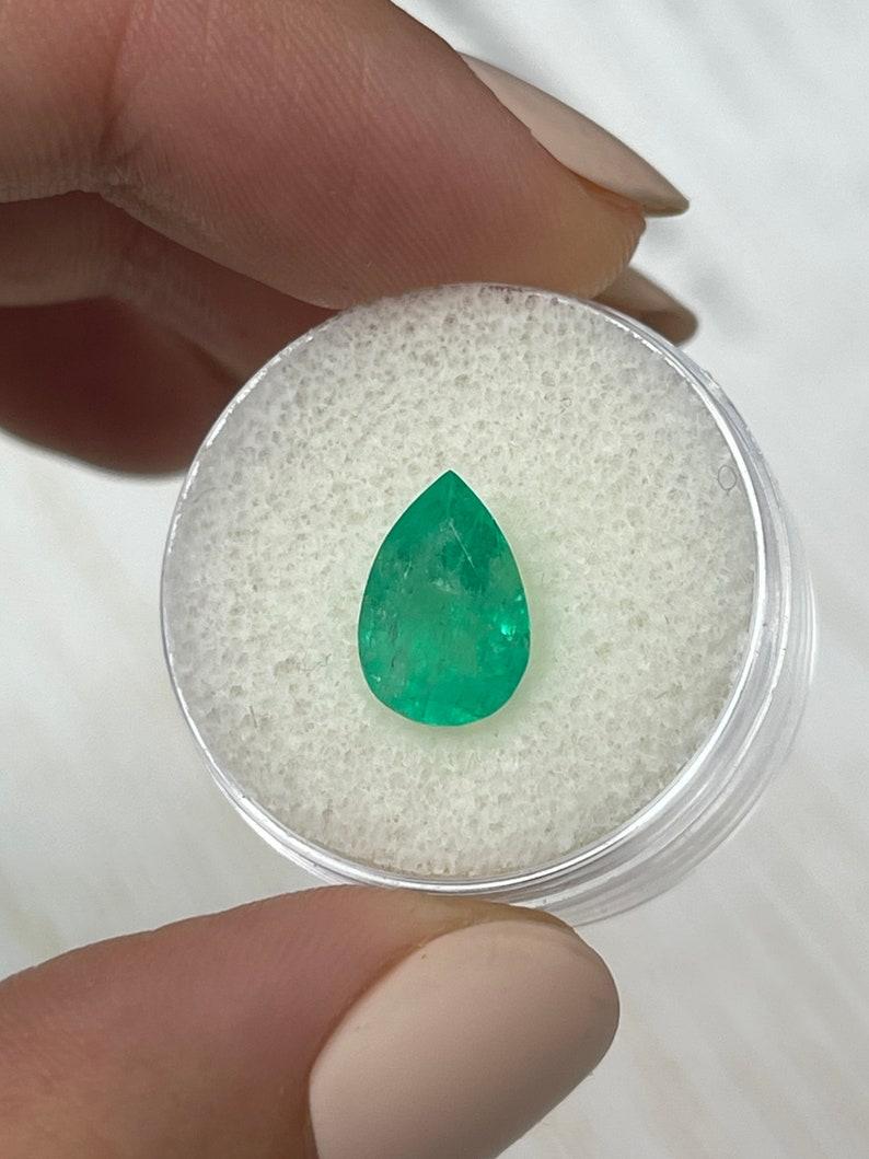 Piedra: Esmeralda
Peso: 2,43 quilates
Forma: Corte Pera
Claridad: Semitransparente
Lustre: Muy bueno
Color: Verde amarillento medio
Medidas: 11,26 mm x 7,72 mm x 5,40 mm
Origen geográfico: Colombia
Tratamiento: Natural, Engrasado

Observaciones: