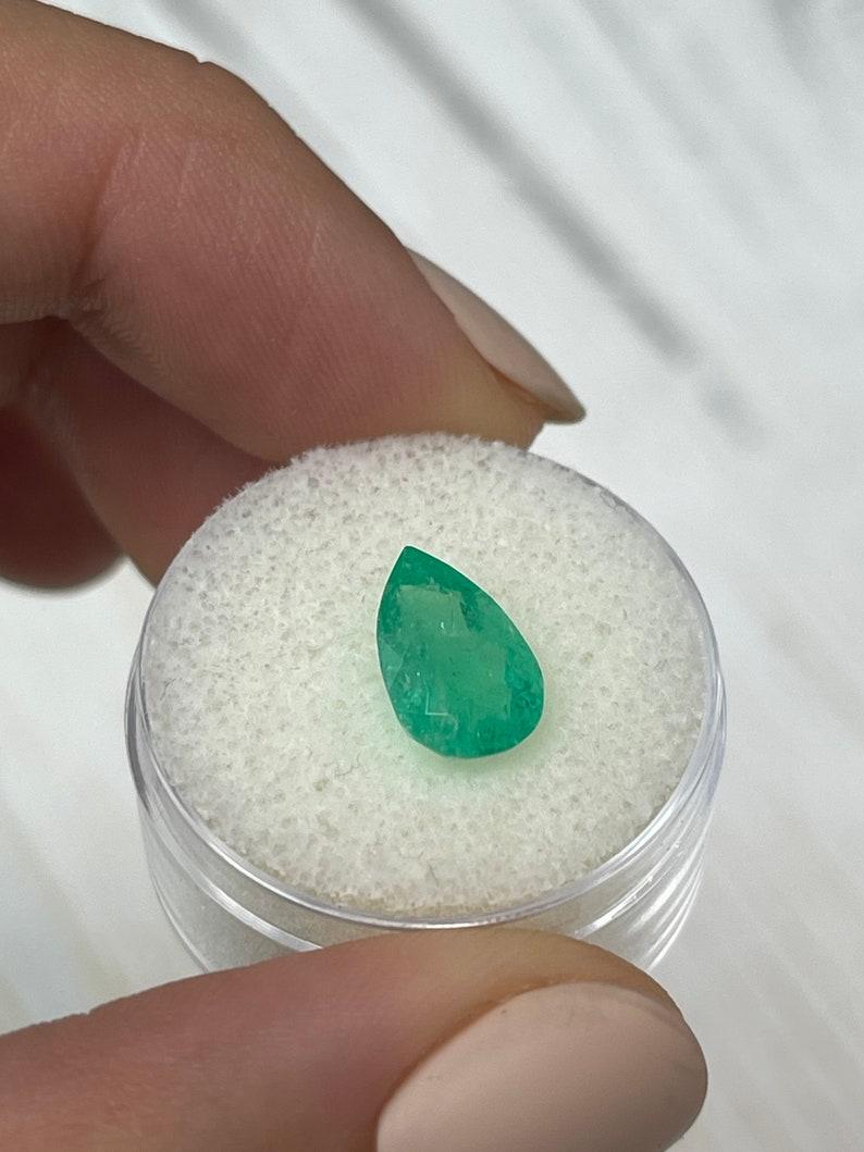 Esmeralda colombiana verde amarillenta de 2.43 quilates - Piedra de nacimiento de mayo en forma de lágrima talla pera Moderno en venta