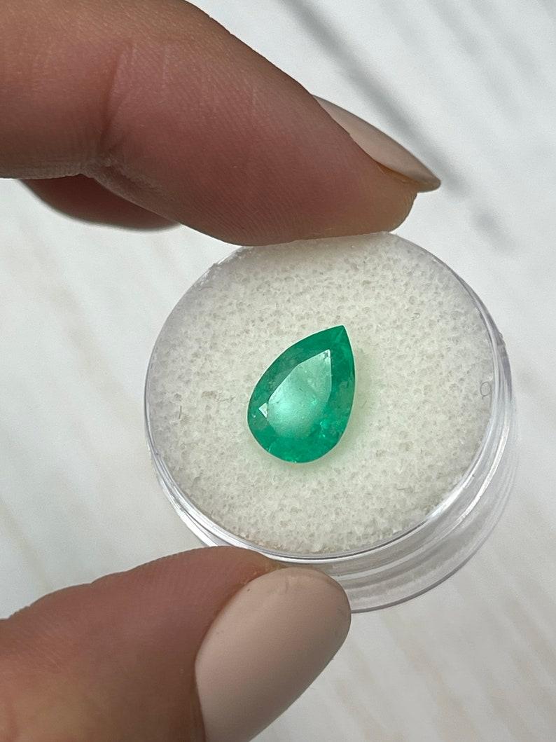 Esmeralda colombiana verde amarillenta de 2.43 quilates - Piedra de nacimiento de mayo en forma de lágrima talla pera Corte pera en venta