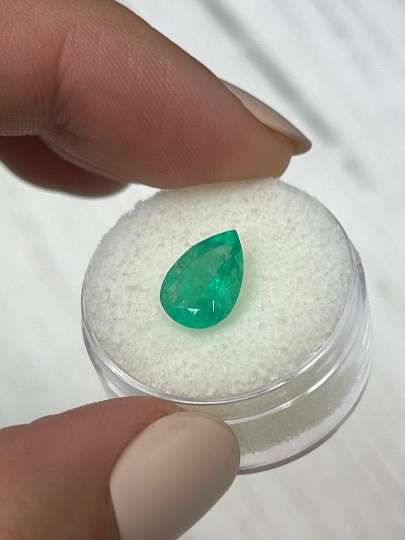 Esmeralda colombiana verde amarillenta de 2.43 quilates - Piedra de nacimiento de mayo en forma de lágrima talla pera en Nuevo estado para la venta en Jupiter, FL