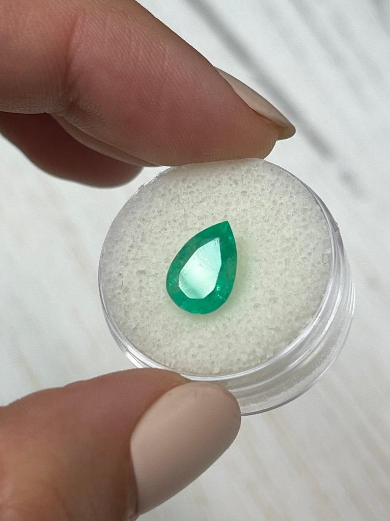 De las mujeres Esmeralda colombiana verde amarillenta de 2.43 quilates - Piedra de nacimiento de mayo en forma de lágrima talla pera en venta