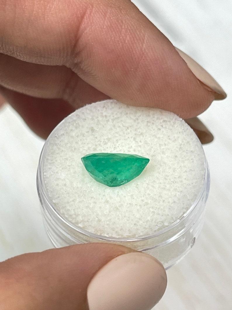 Esmeralda colombiana verde amarillenta de 2.43 quilates - Piedra de nacimiento de mayo en forma de lágrima talla pera en venta 1