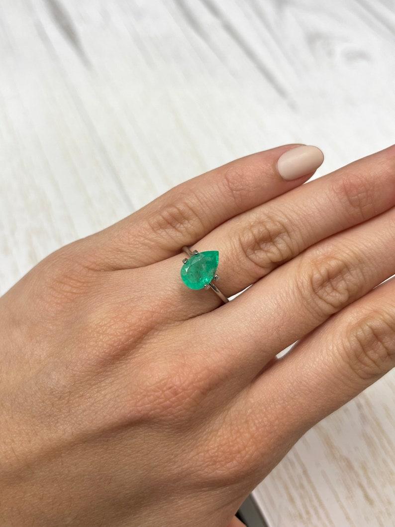 Esmeralda colombiana verde amarillenta de 2.43 quilates - Piedra de nacimiento de mayo en forma de lágrima talla pera en venta 2