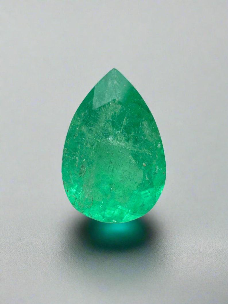 Esmeralda colombiana verde amarillenta de 2.43 quilates - Piedra de nacimiento de mayo en forma de lágrima talla pera en venta