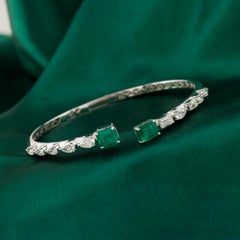 Bracelet en or blanc 18 carats avec une émeraude de Zambie de 2,43 carats et un diamant SI/H de 1,66 carat