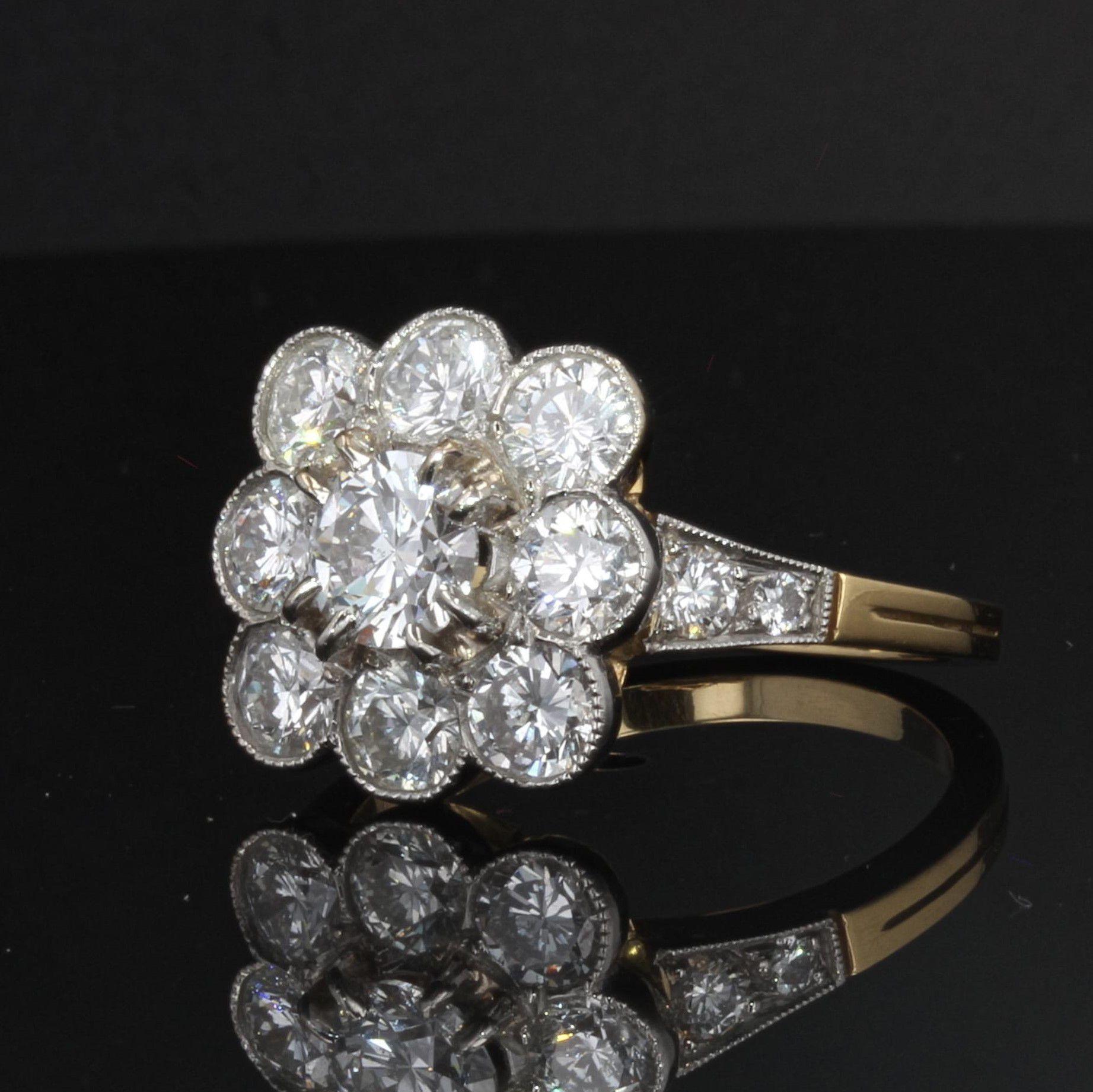 Brilliant Cut 2.43 Carats Diamond 18 Karat Yellow Gold Platinum Daisy Ring For Sale