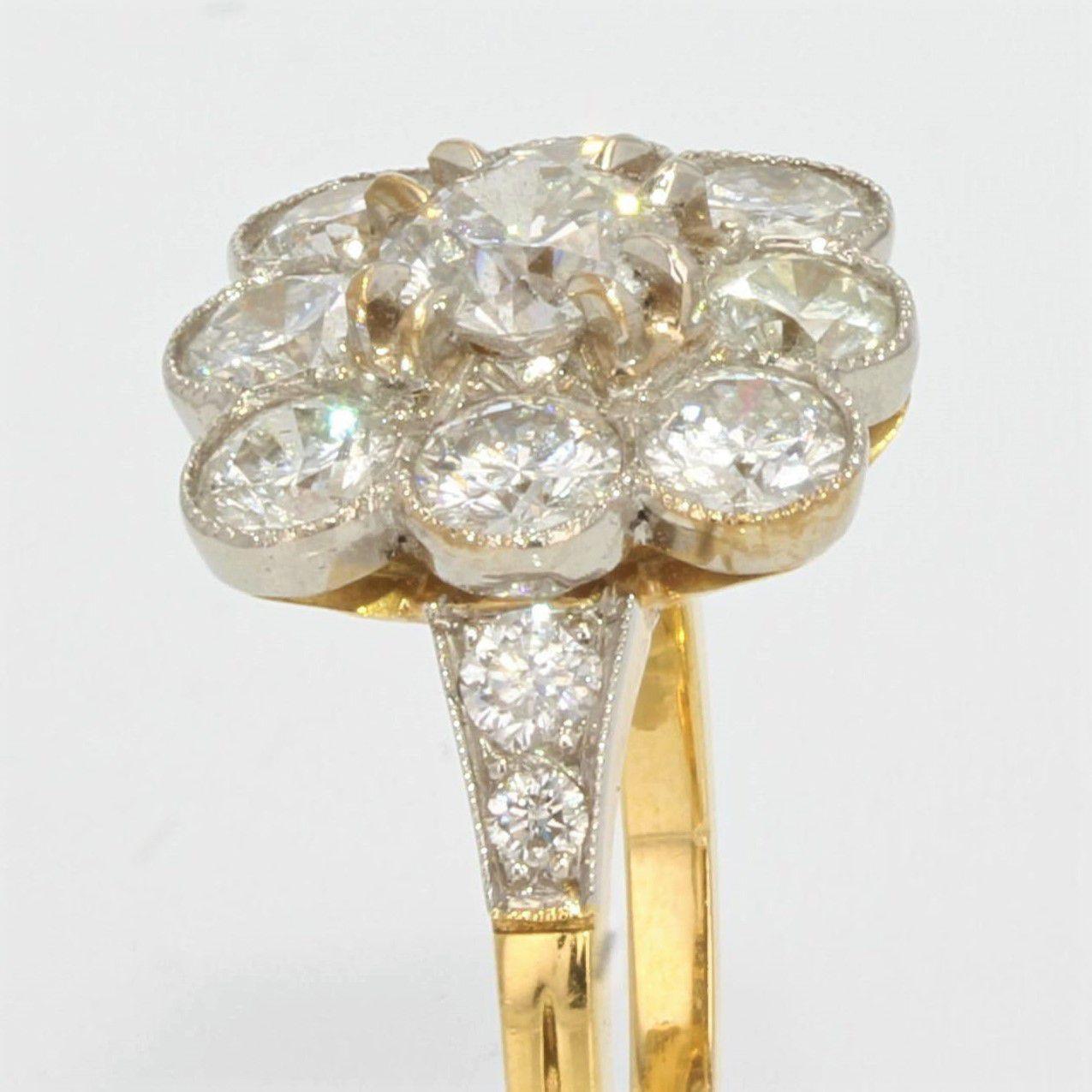 2.43 Carats Diamond 18 Karat Yellow Gold Platinum Daisy Ring For Sale 1