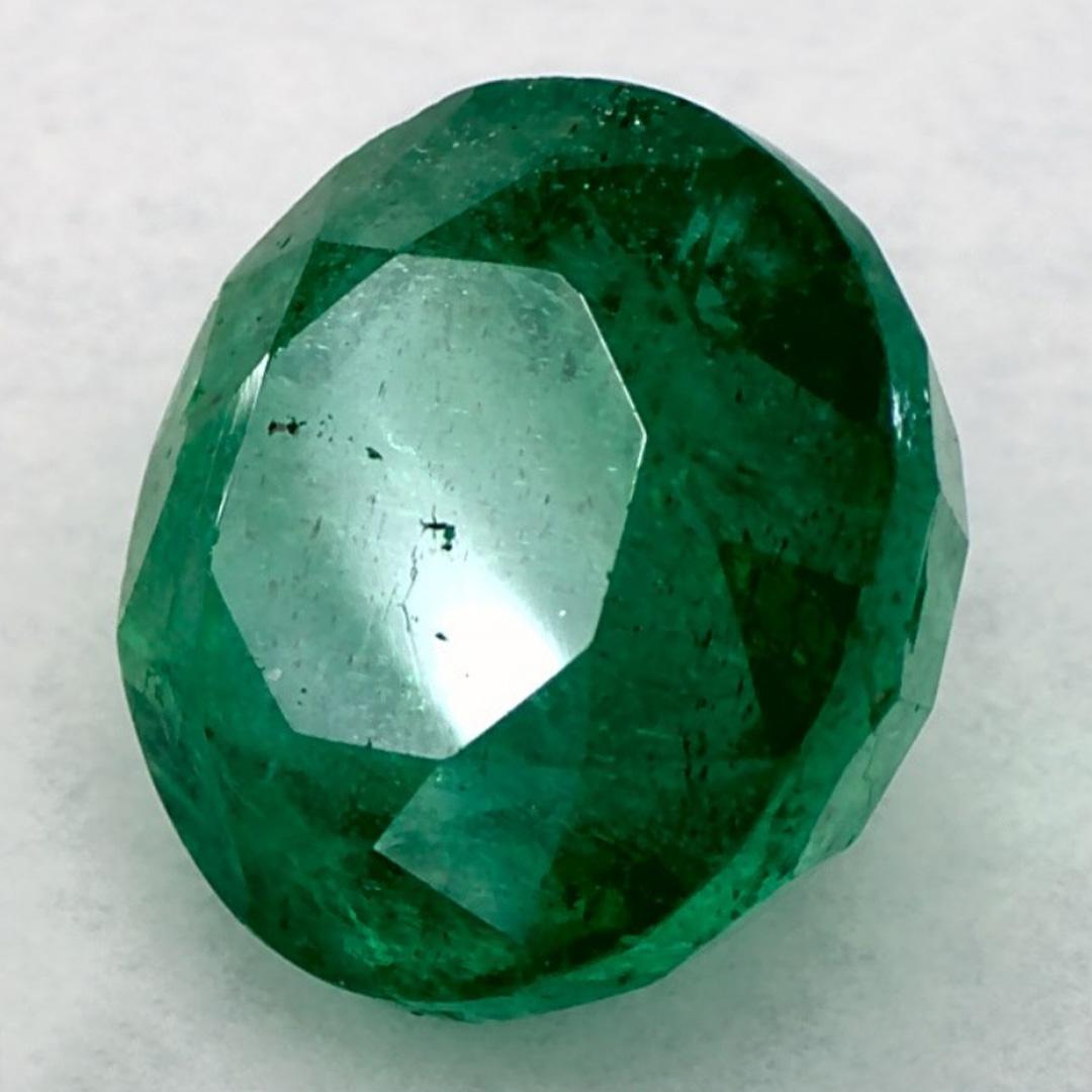 Con una vibrante tonalità di colore verde, la pietra natale di maggio è un simbolo della rinnovata crescita primaverile. 

Esplora la vivace collezione di smeraldi, rubini e zaffiri nel nostro negozio, disponibili come gemme sciolte e abbinabili