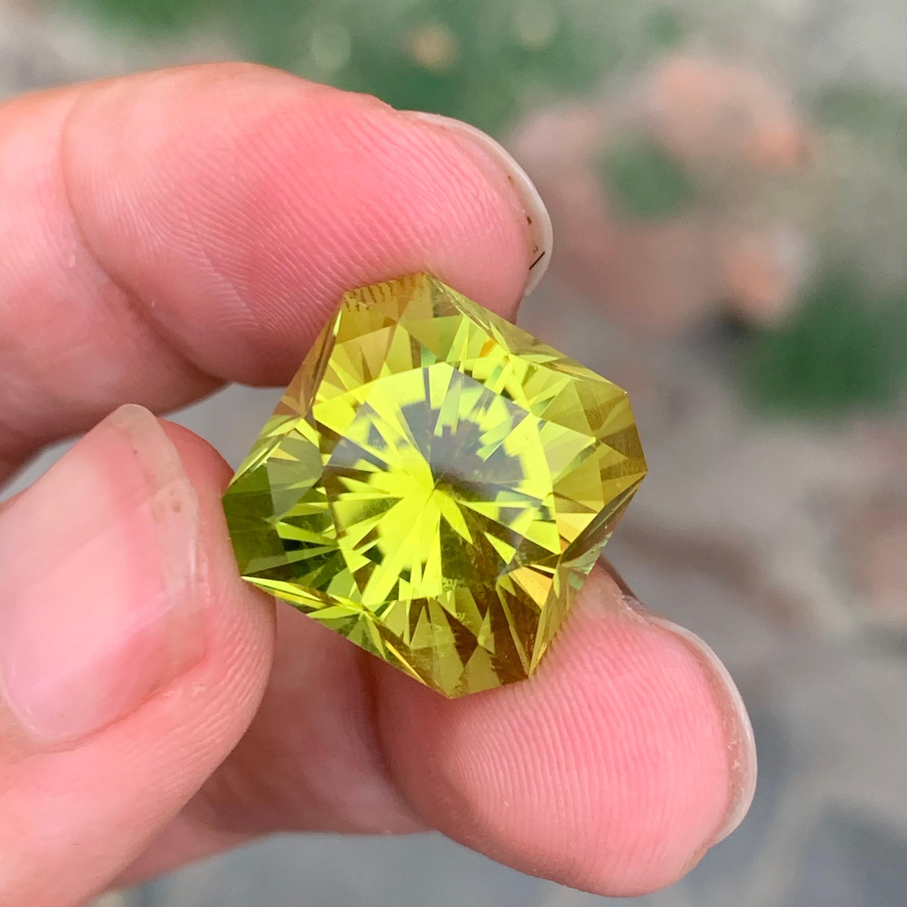 24,30 carati di pietra naturale sfusa in oro verde a forma di ottagono di quarzo limone In condizioni Nuovo in vendita a Peshawar, PK