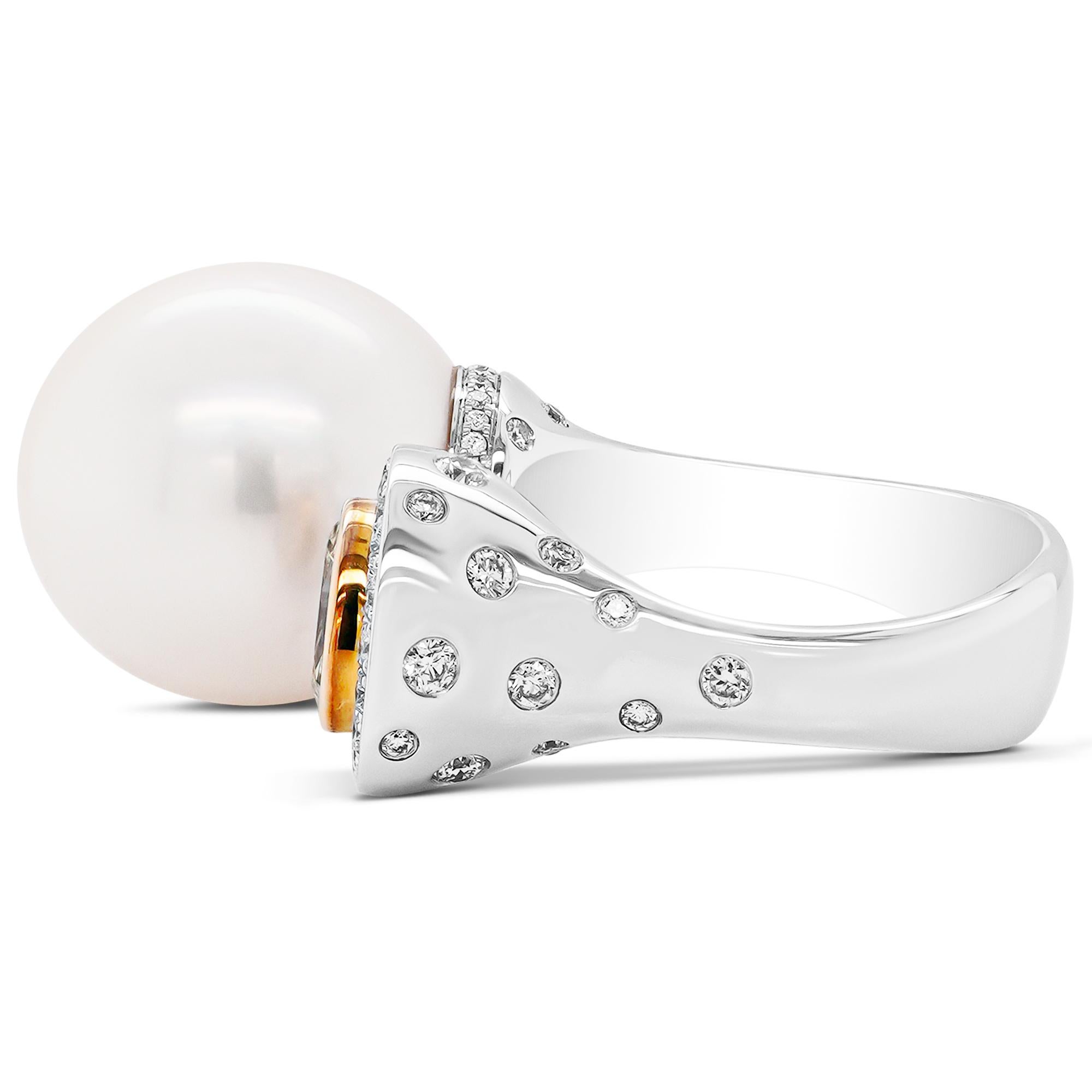 24.32 Carat South Sea Pearl & Certified Fancy Yellow Diamond Twin Ring 18K Corte redondo en venta