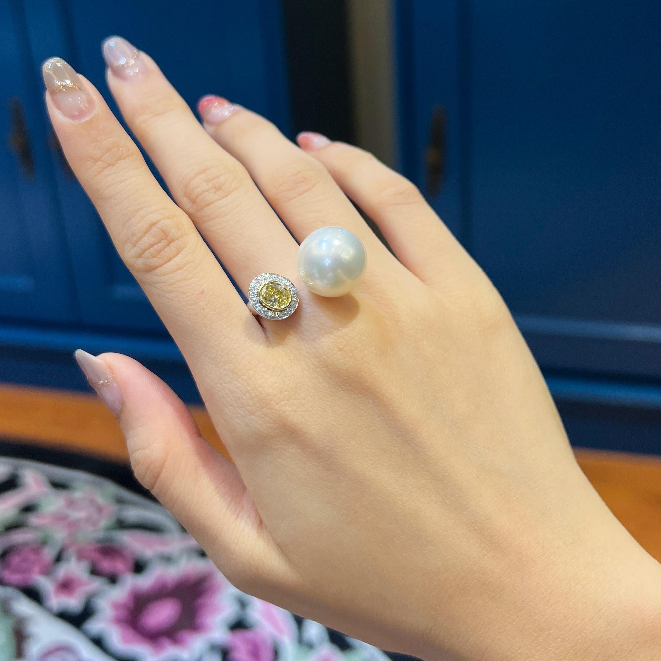 Femenino o masculino 24.32 Carat South Sea Pearl & Certified Fancy Yellow Diamond Twin Ring 18K en venta