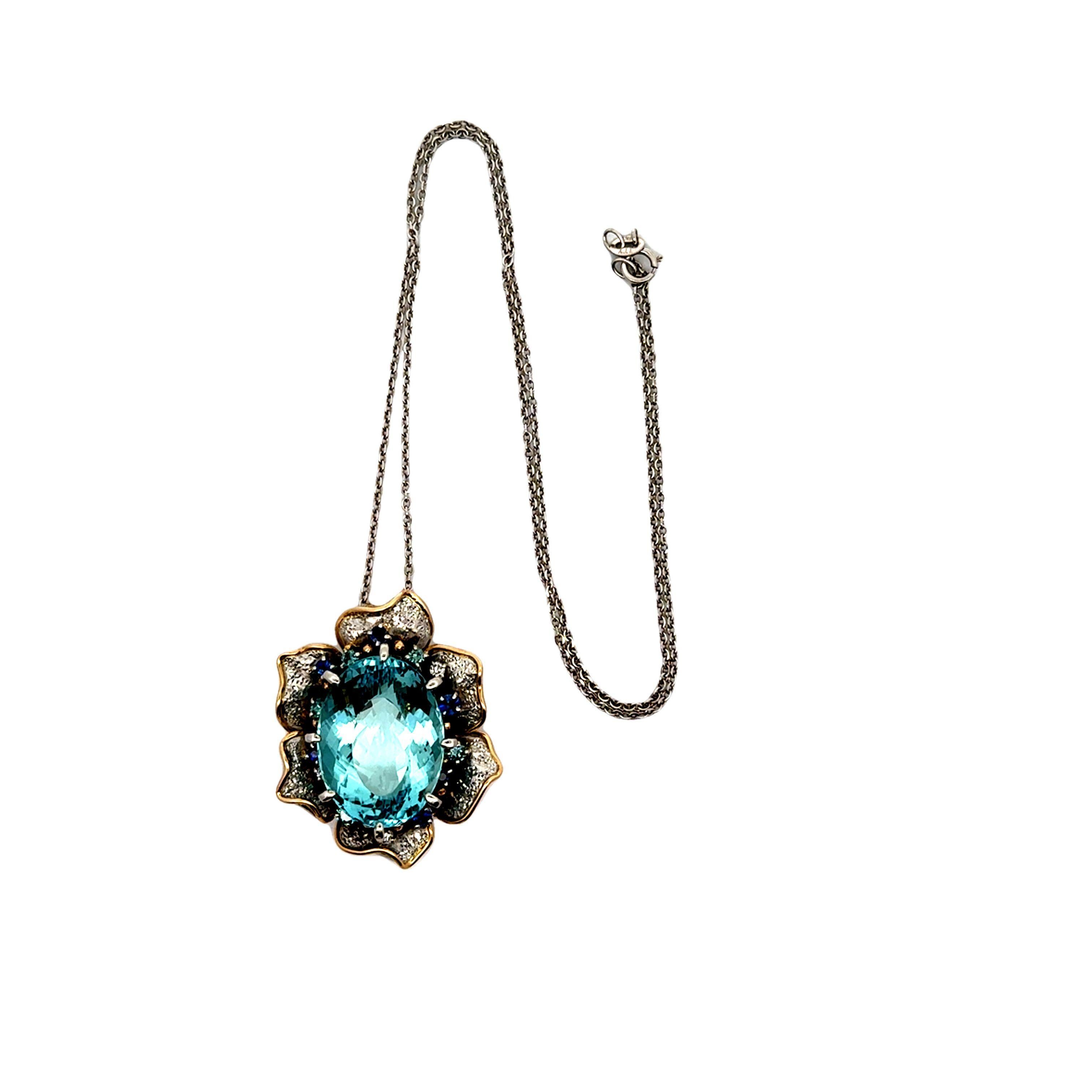 Colgante Flor 24,34 Quilates Aguamarina Diamante Zafiro Platino y Oro Amarillo 18k Corte oval en venta